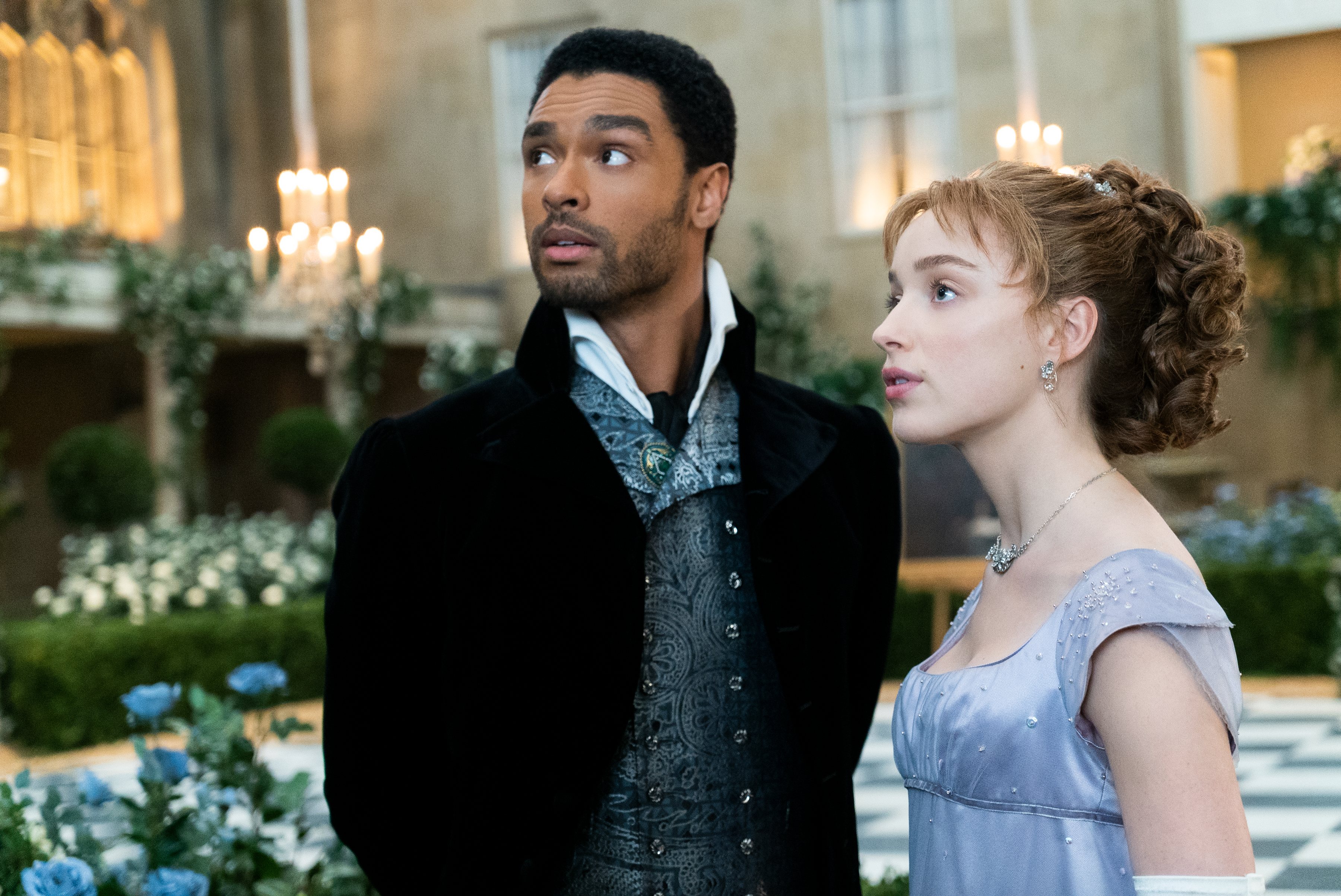 Regé-Jean Page junto a Phoebe Dynevor en 'Los Bridgerton'