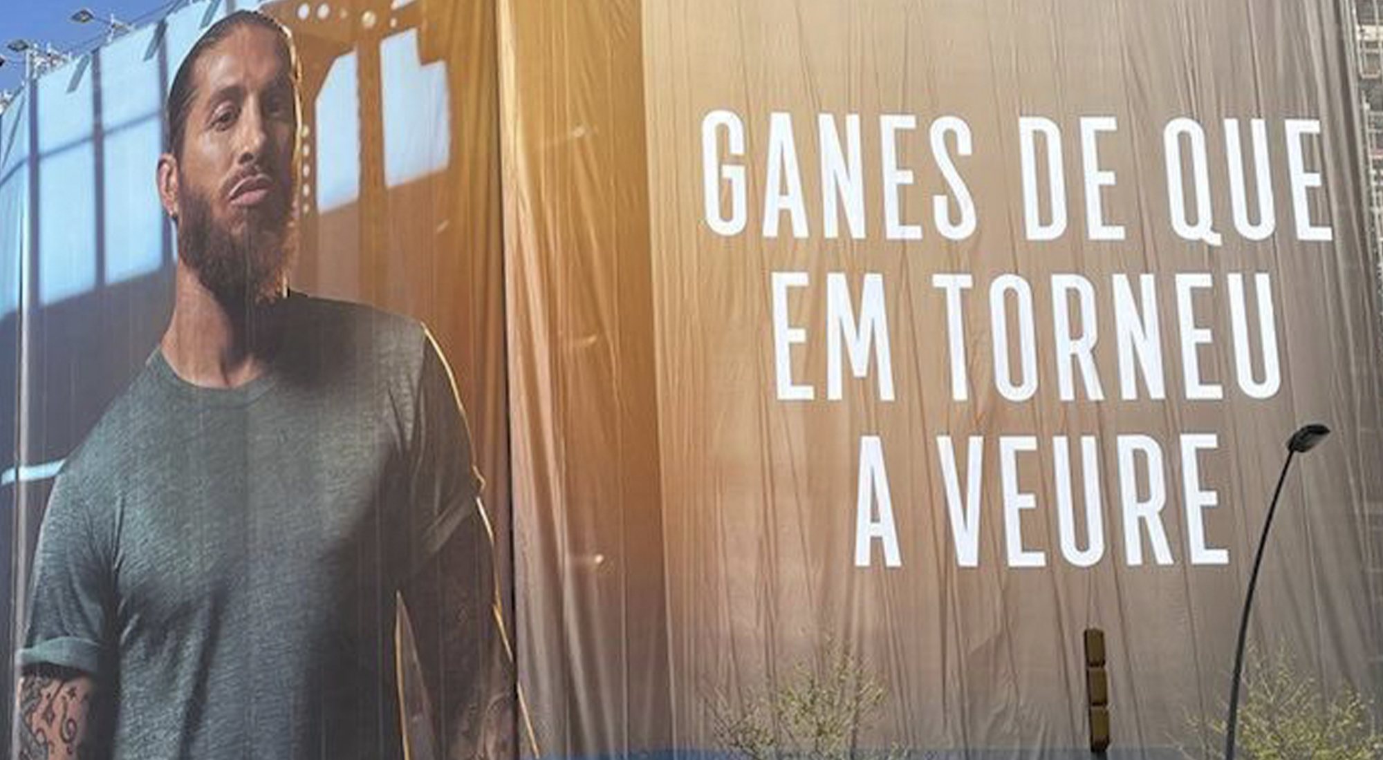 Pancarta de Sergio Ramos en la esquina de Gran Via y el Passeig de Gràcia en Barcelona