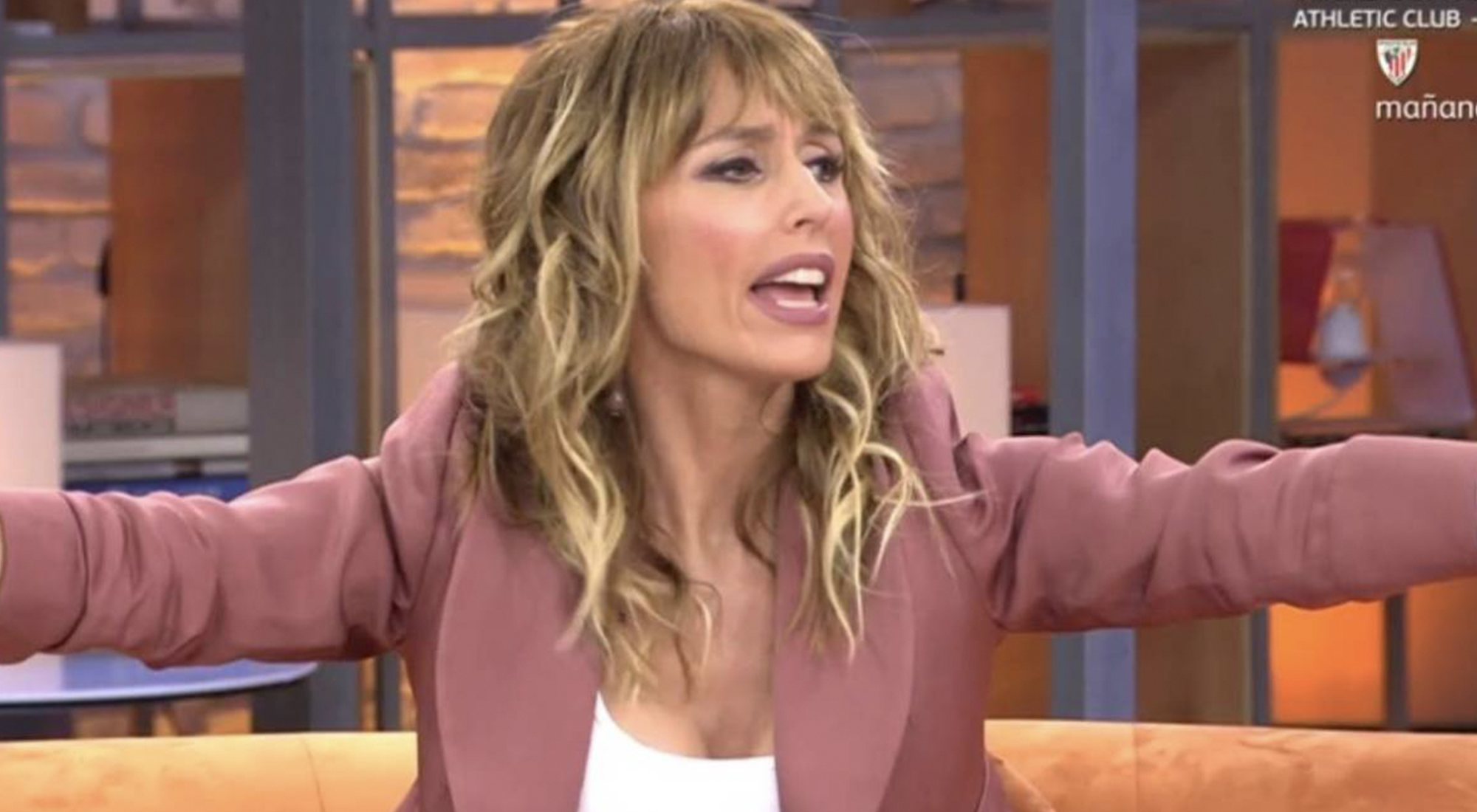 Emma García intentando tomar el control del plató de 'Viva la vida'