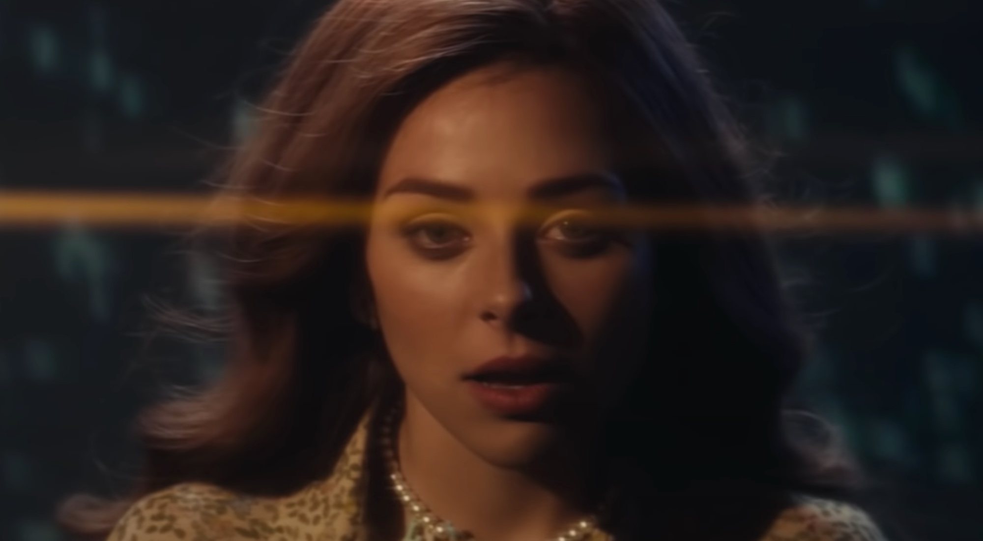 Victoria en el videoclip de "Growing Up Is Getting Old", su canción para Eurovisión
