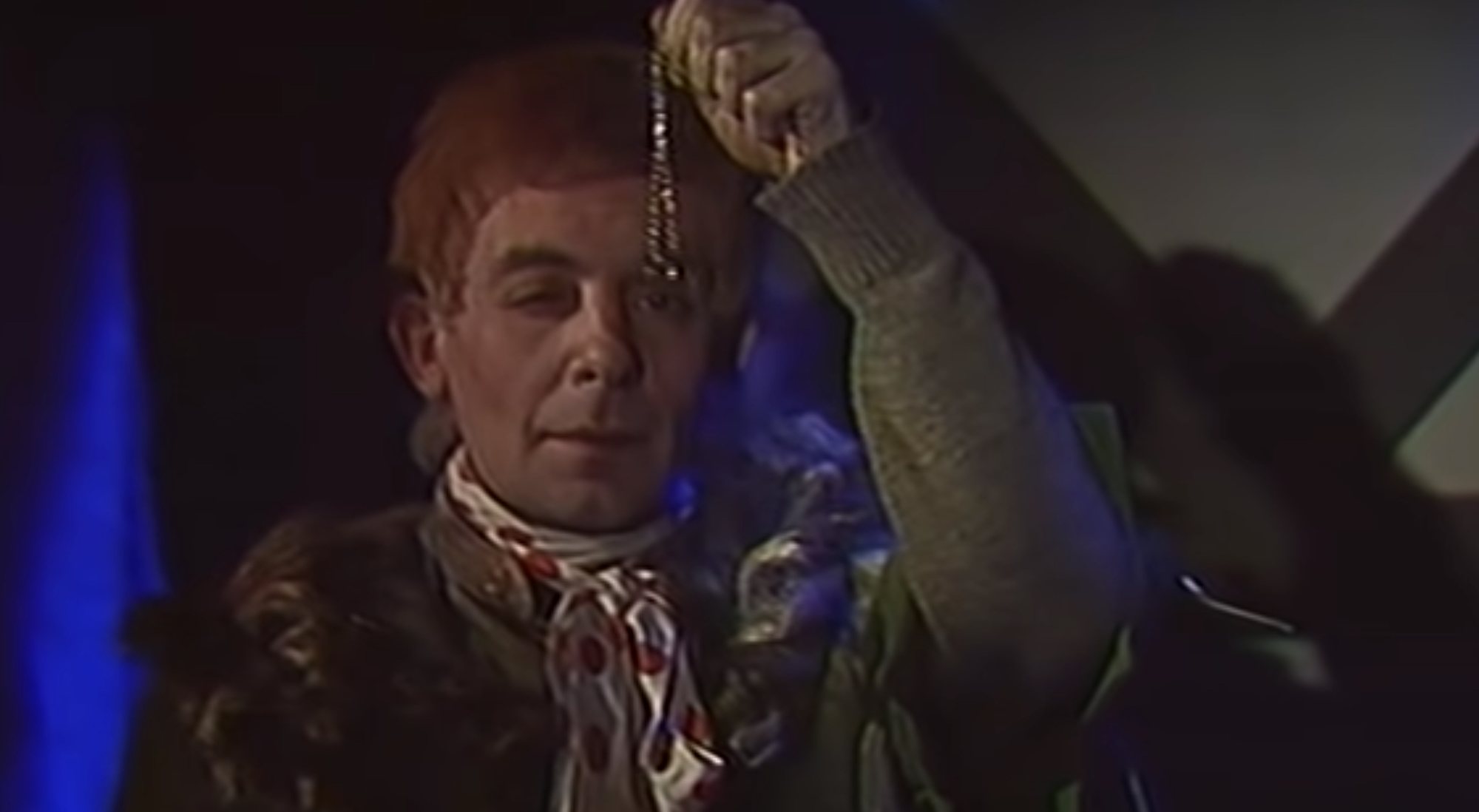 Frodo inspecciona el anillo