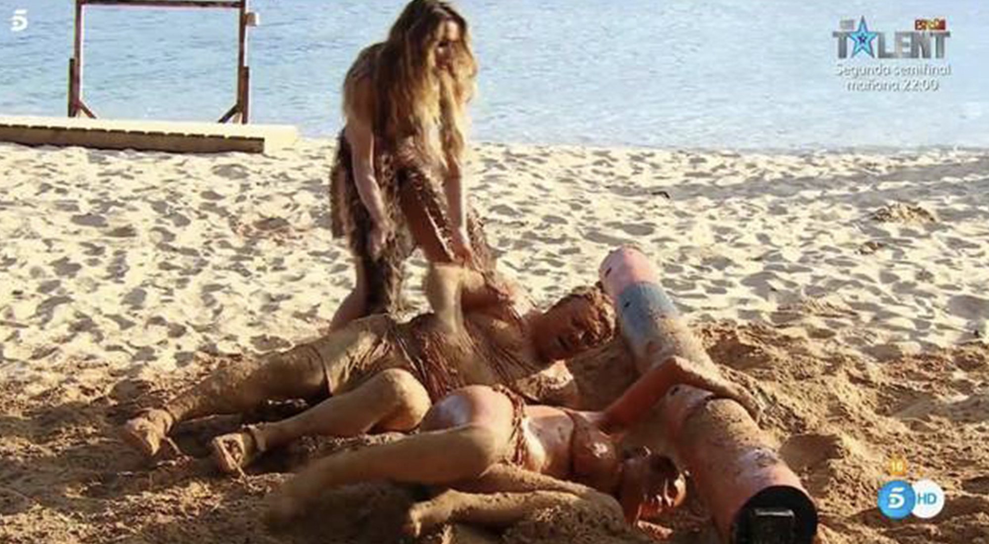 Lara Álvarez socorriendo a Antonio Canales en 'Supervivientes'