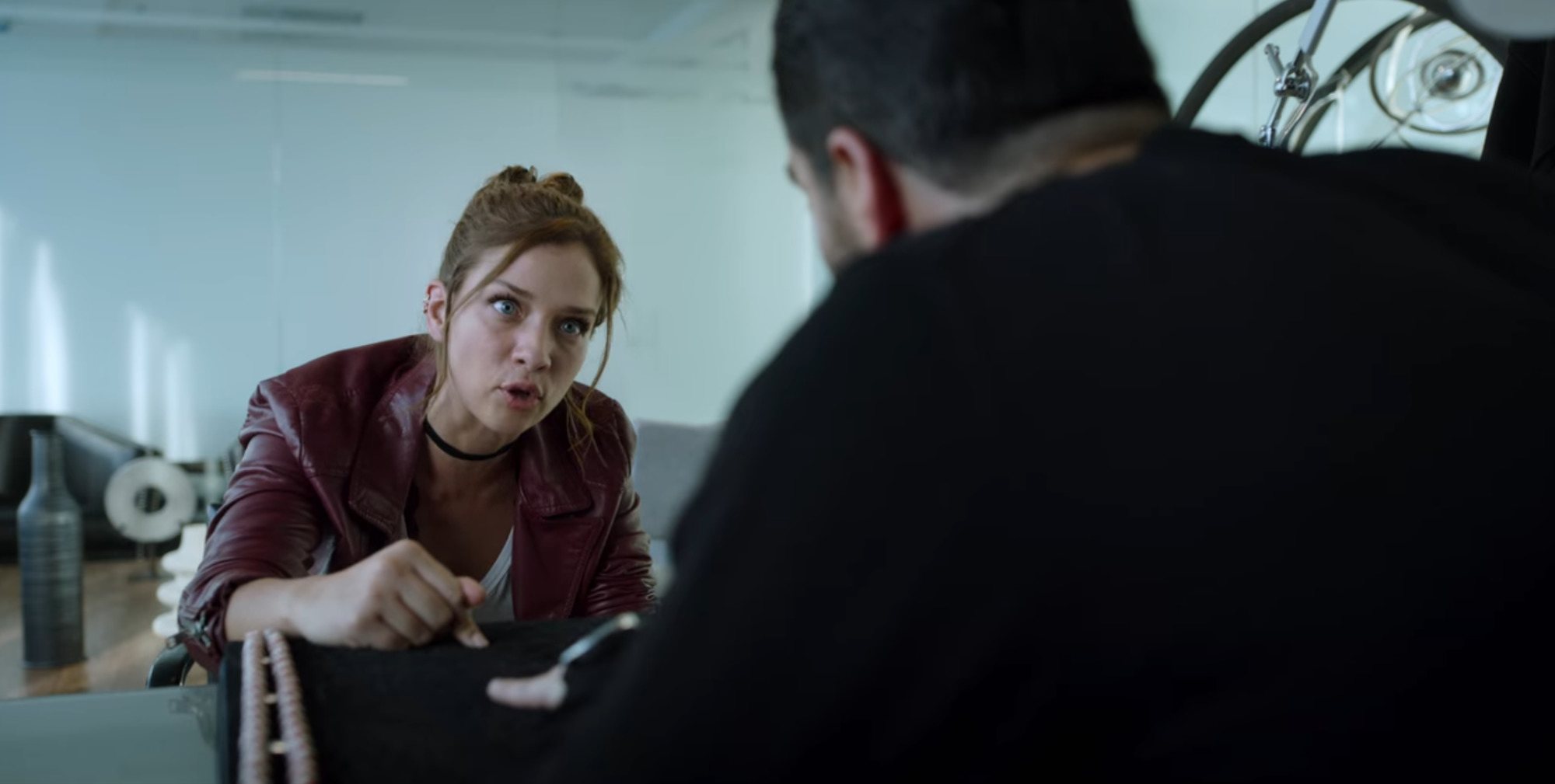 Carolina Miranda como Elisa confronta a su hermano en '¿Quién mató a Sara?'