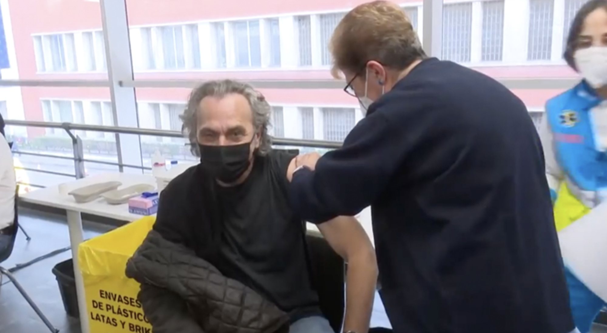 José Coronado durante la vacunación en &#39;Más vale tarde&#39;