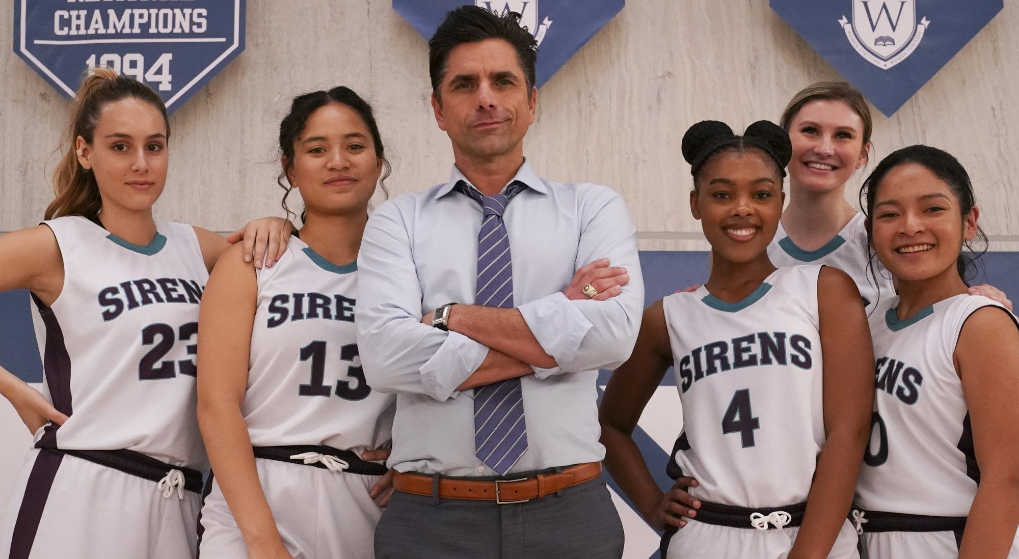 Marvyn Korn (John Stamos) junto a su nuevo equipo