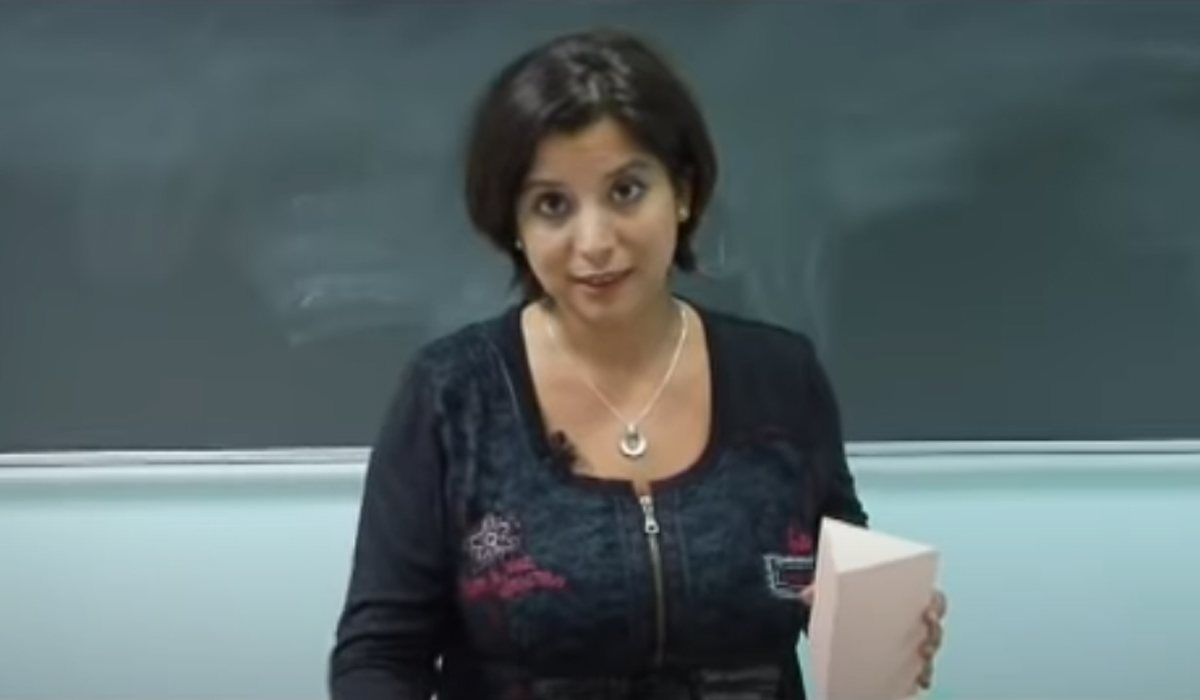 Sofía Nieto planteando un reto matemático para El País
