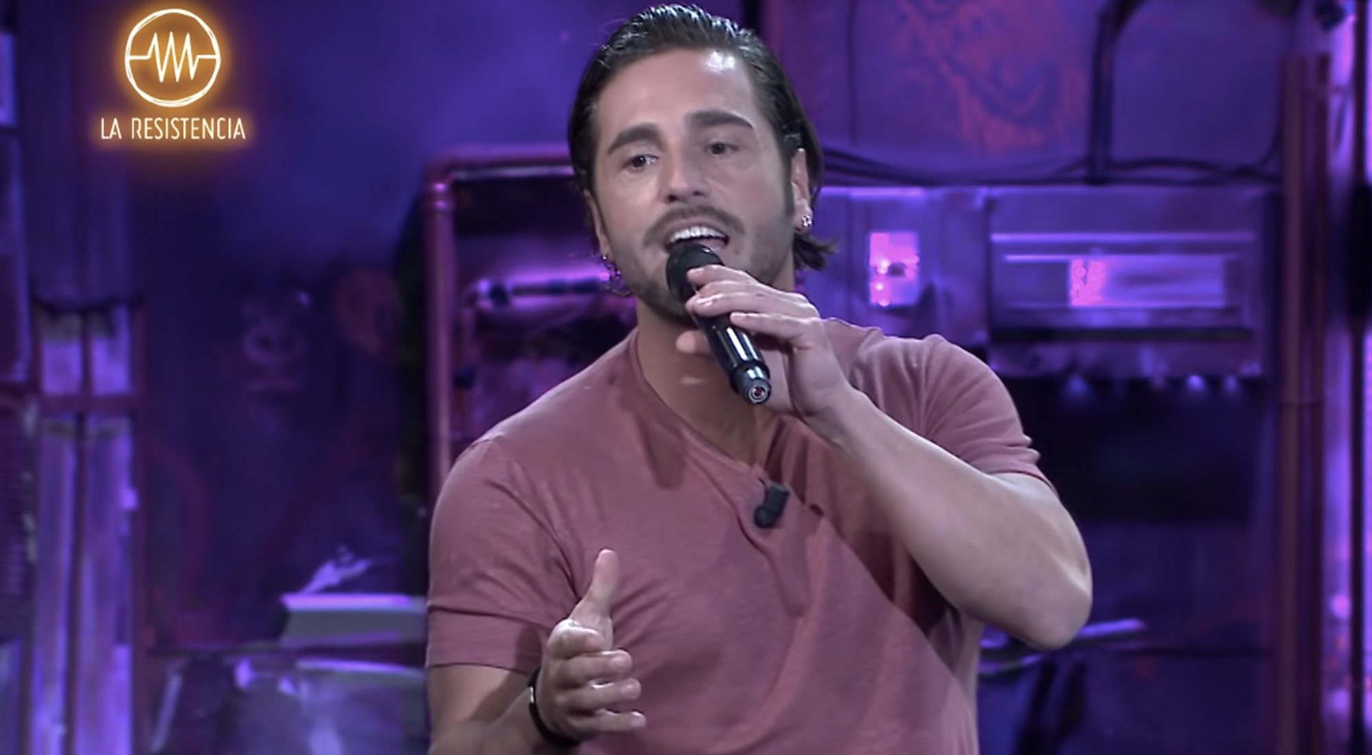 Bustamante interpretando "Dos hombres </p><p>y un destino" en 'La Resistencia'