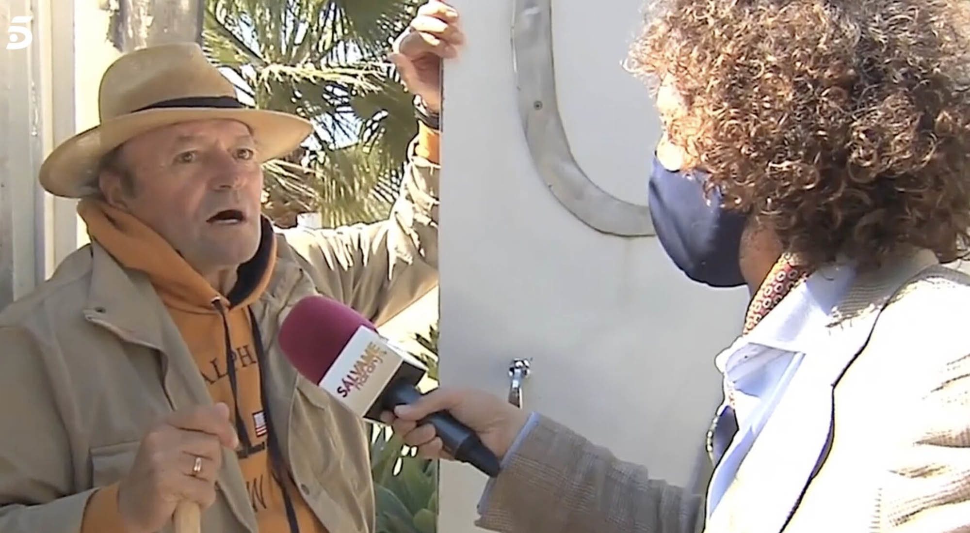 Amador Mohedano siendo entrevistado por un reportero de 'Sálvame'