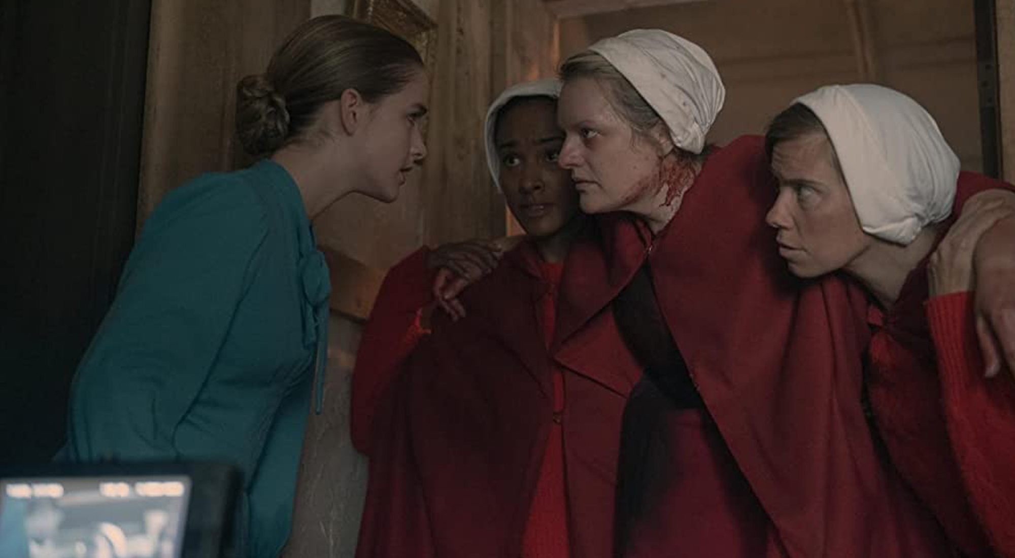 Una Esposa recibe a June y sus compañeras en la cuarta temporada de 'The Handmaid's Tale'