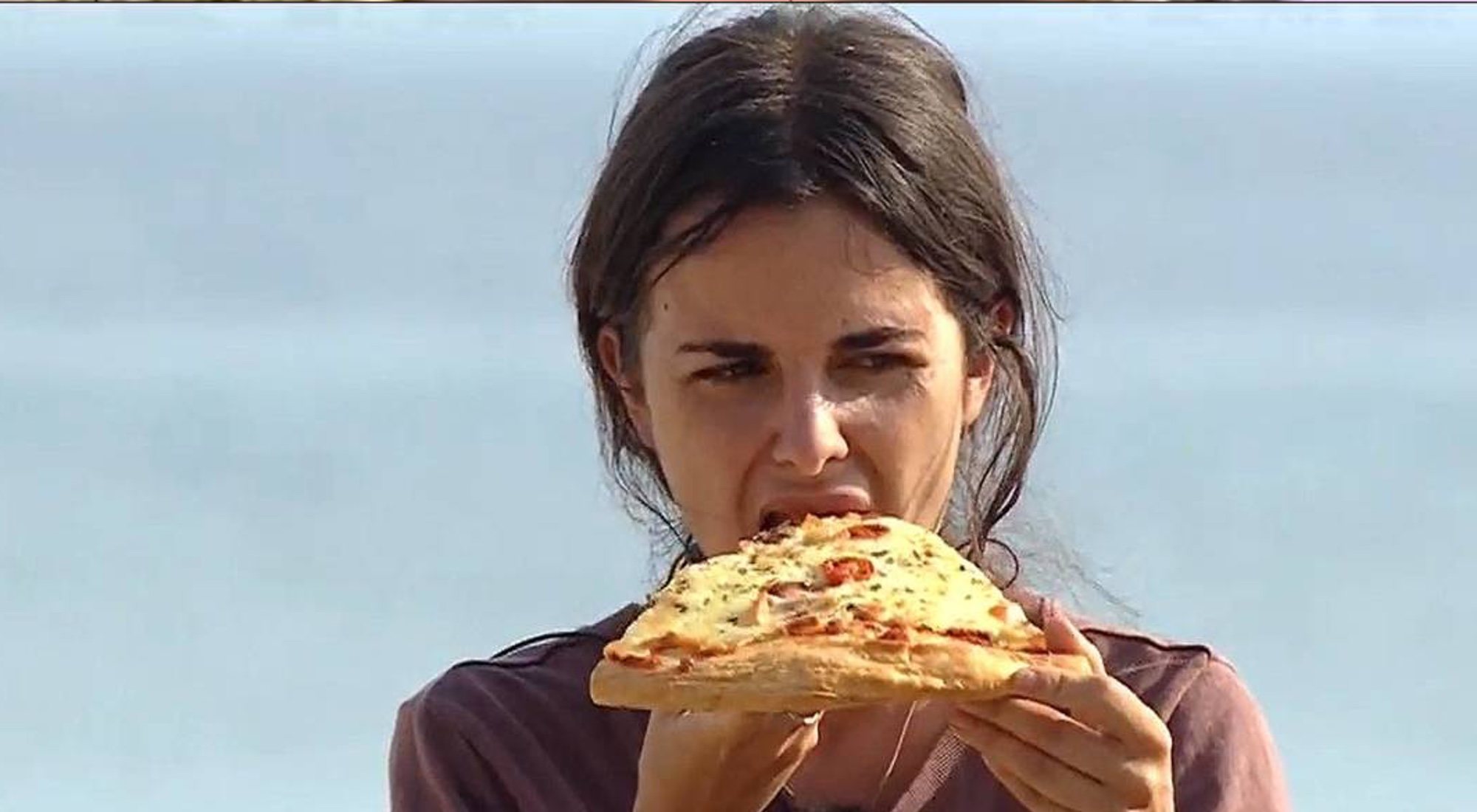 Alexia con la pizza que 'Supervivientes' le puso como juego