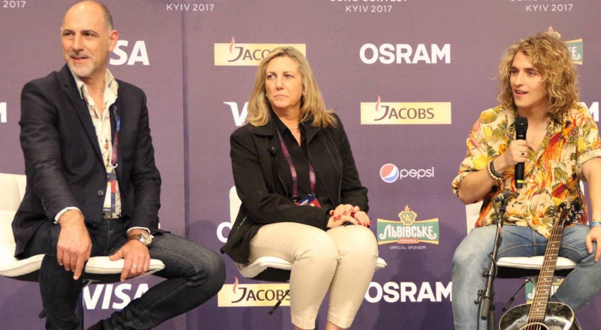 Ana María Bordas junto a Manel Navarro y Antonio Losada