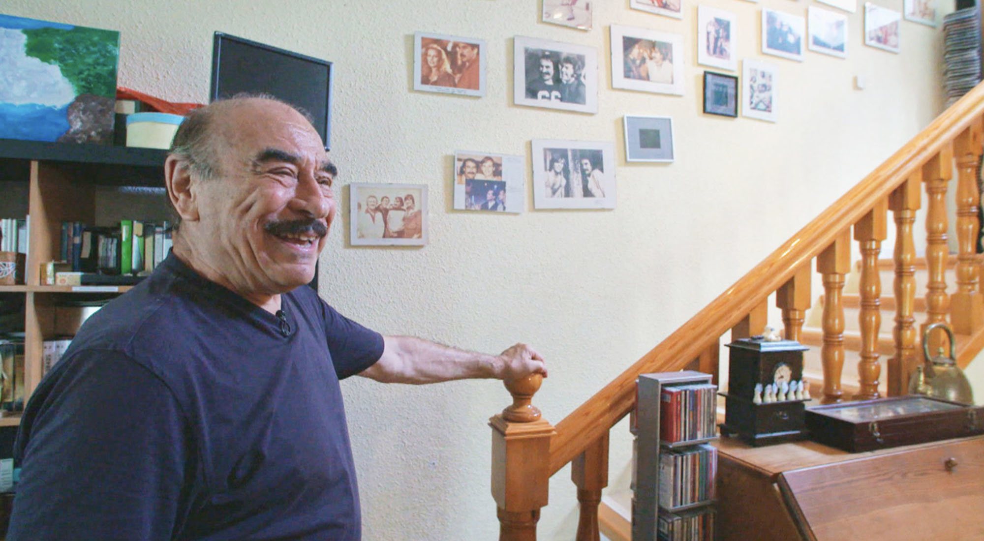 Hugo Stuven en su casa durante una entrevista con Telemadrid