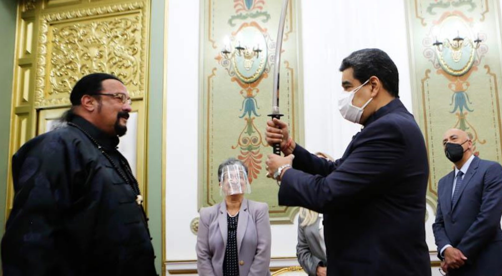 Steven Seagal le regala una espada a Nicolás Maduro