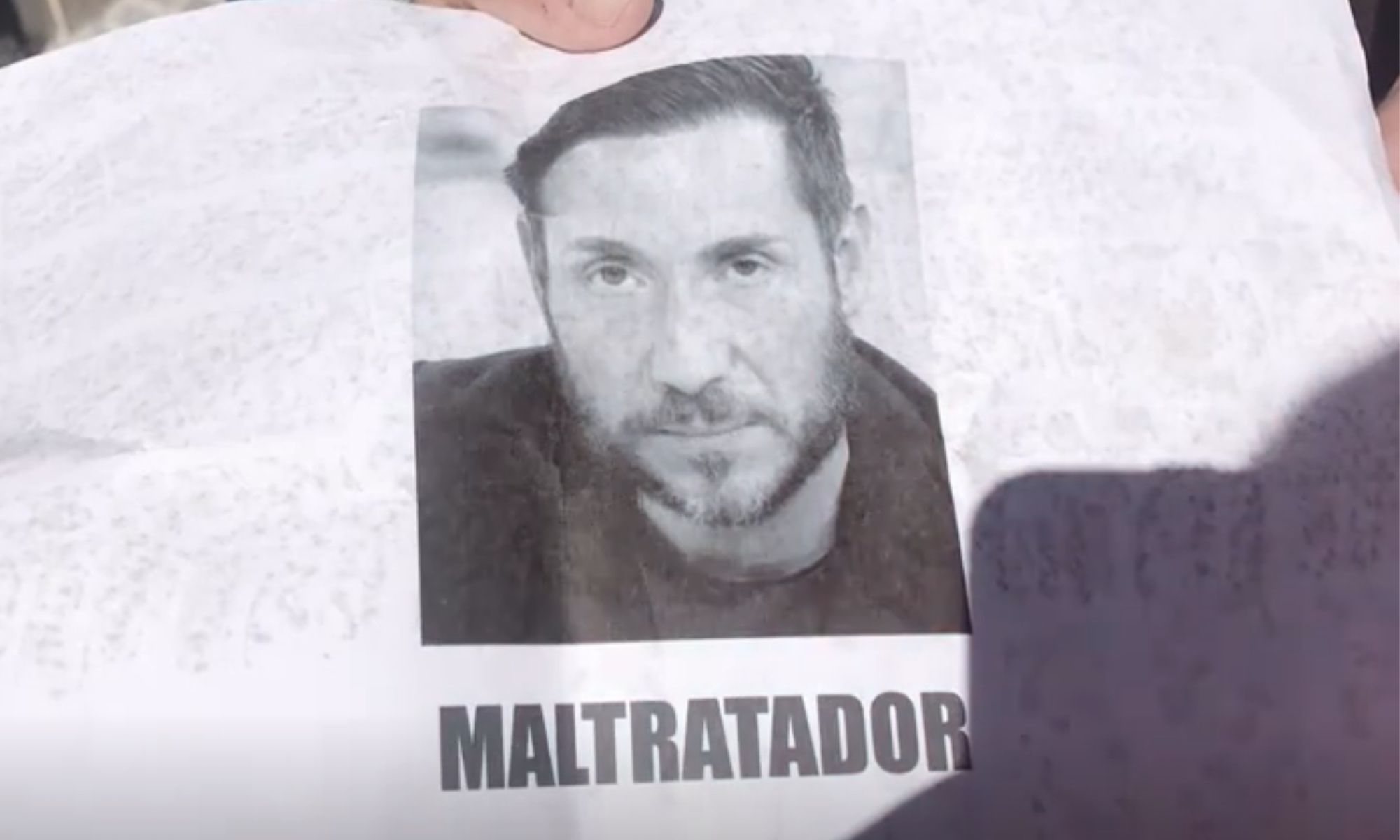 Cartel de Antonio David Flores con la palabra "Maltratador"