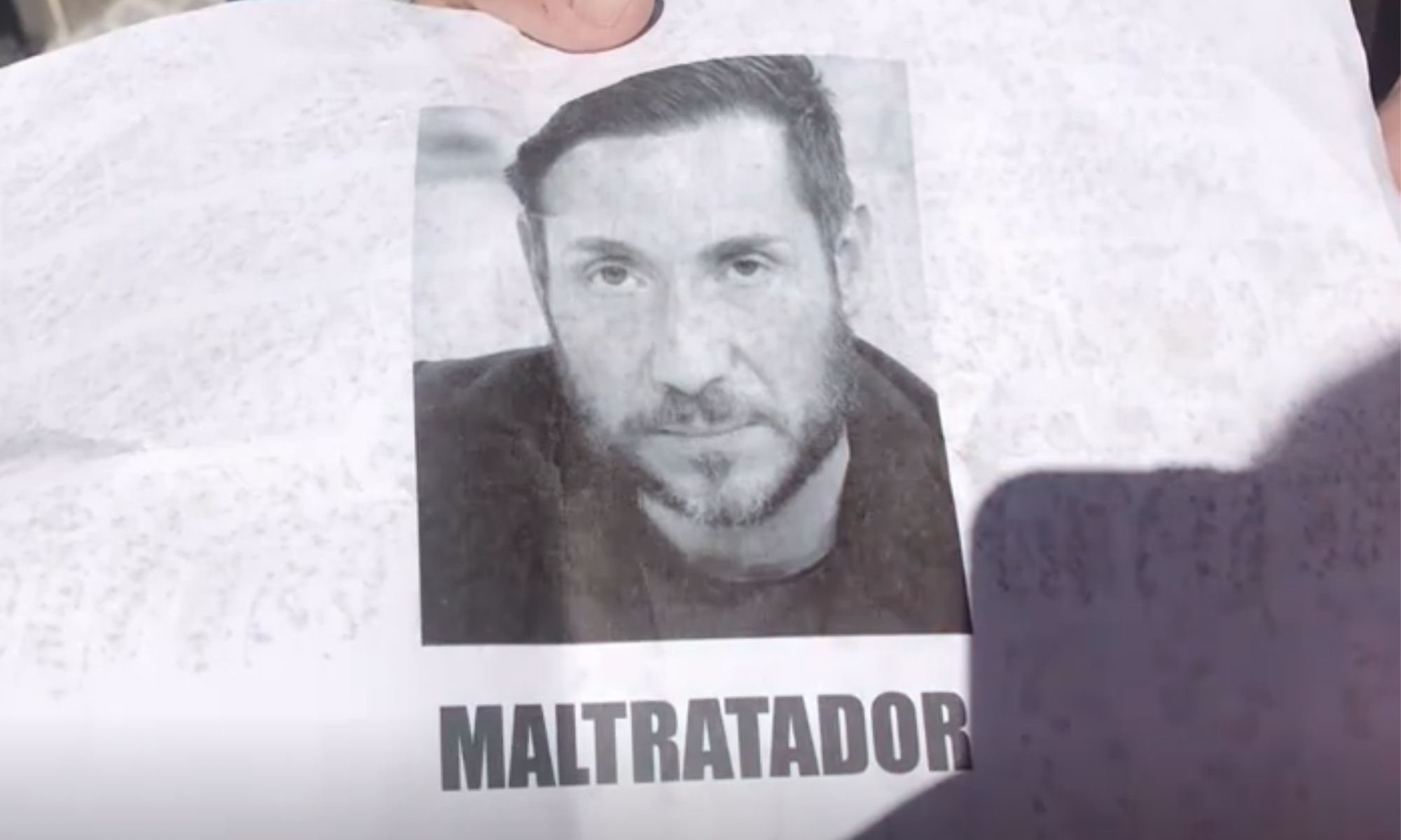 Cartel de Antonio David Flores con la palabra &quot;Maltratador&quot;