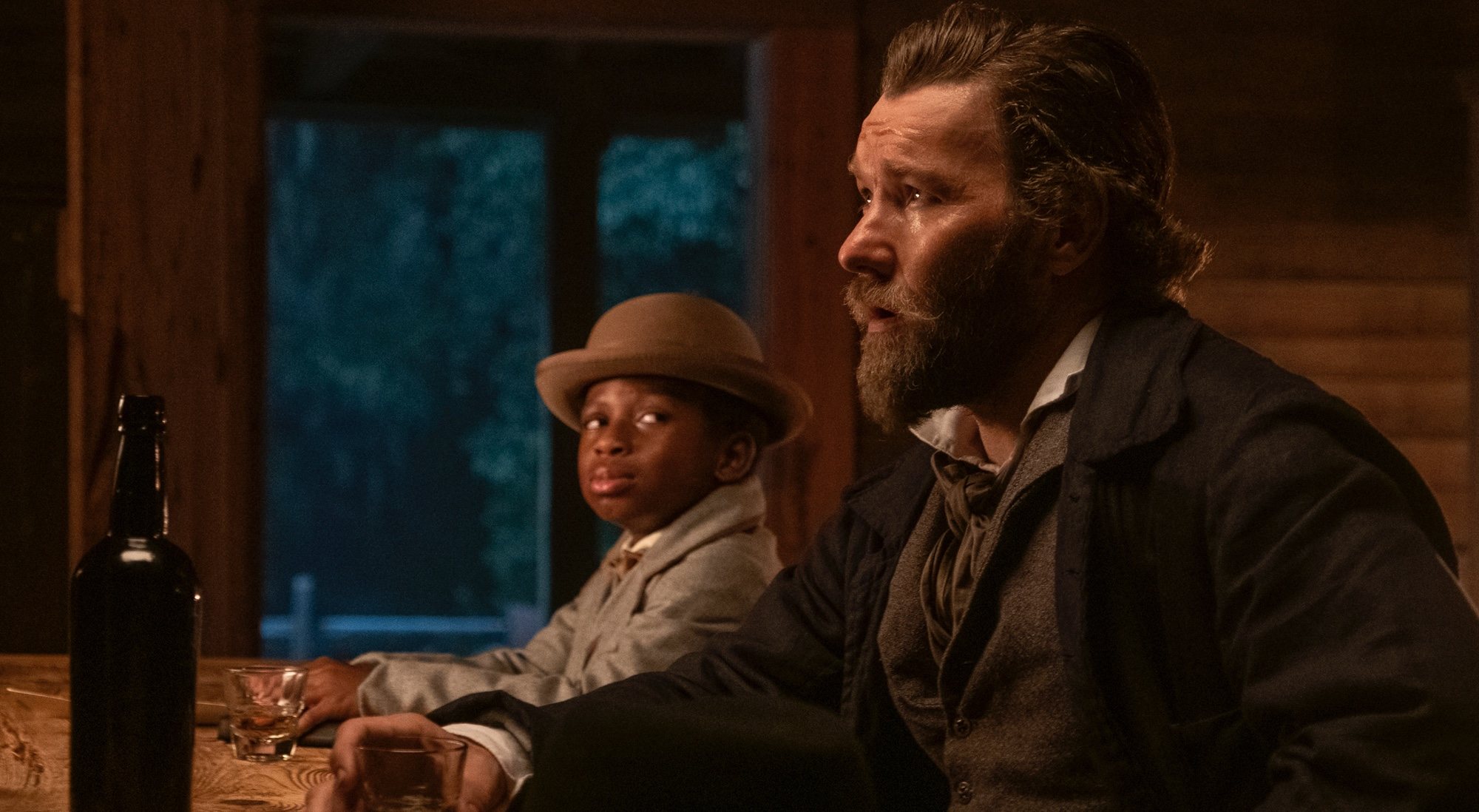 Homer (Chase Dillon) y Ridgeway (Joel Edgerton) en 'The Underground Railroad'