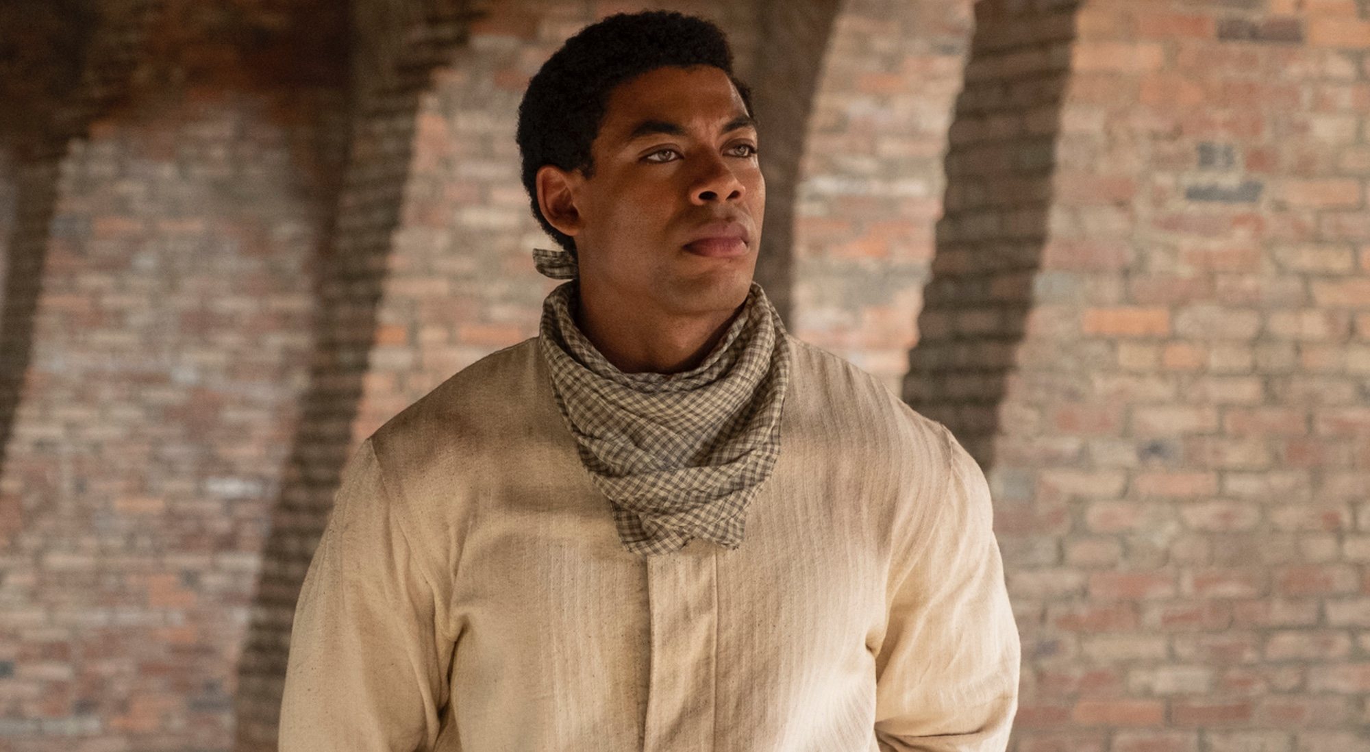 Caesar (Aaron Pierre) acompaña a Cora en 'The Underground Railroad'