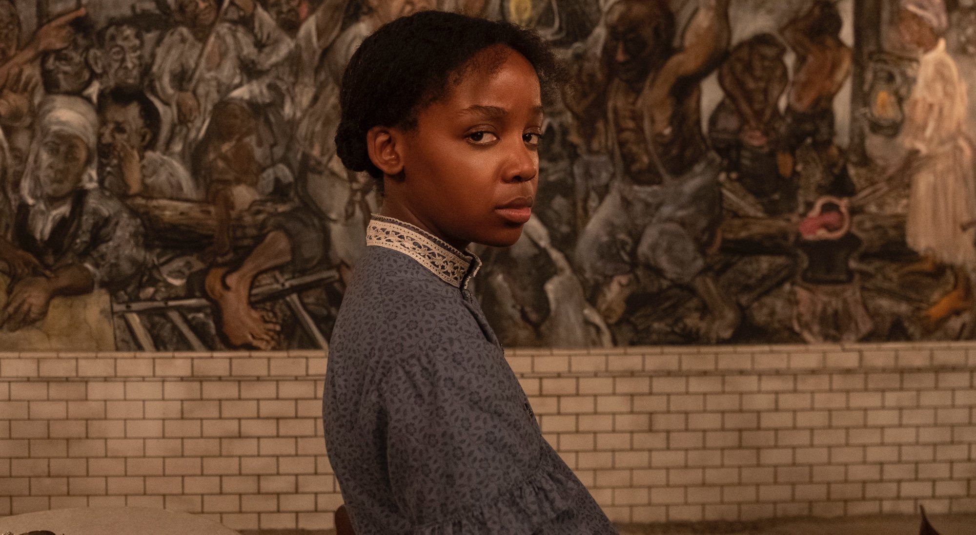 Cora (Thuso Mbedu) atraviesa Estados Unidos en 'The Underground Railroad'