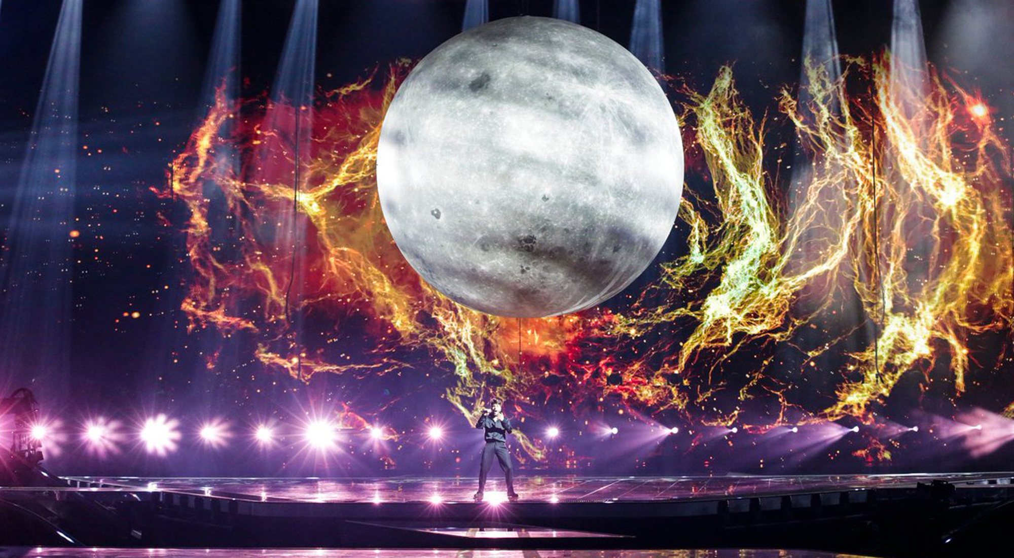 Blas Cantó acompañado por una luna gigante en su primer ensayo en Eurovisión 2021