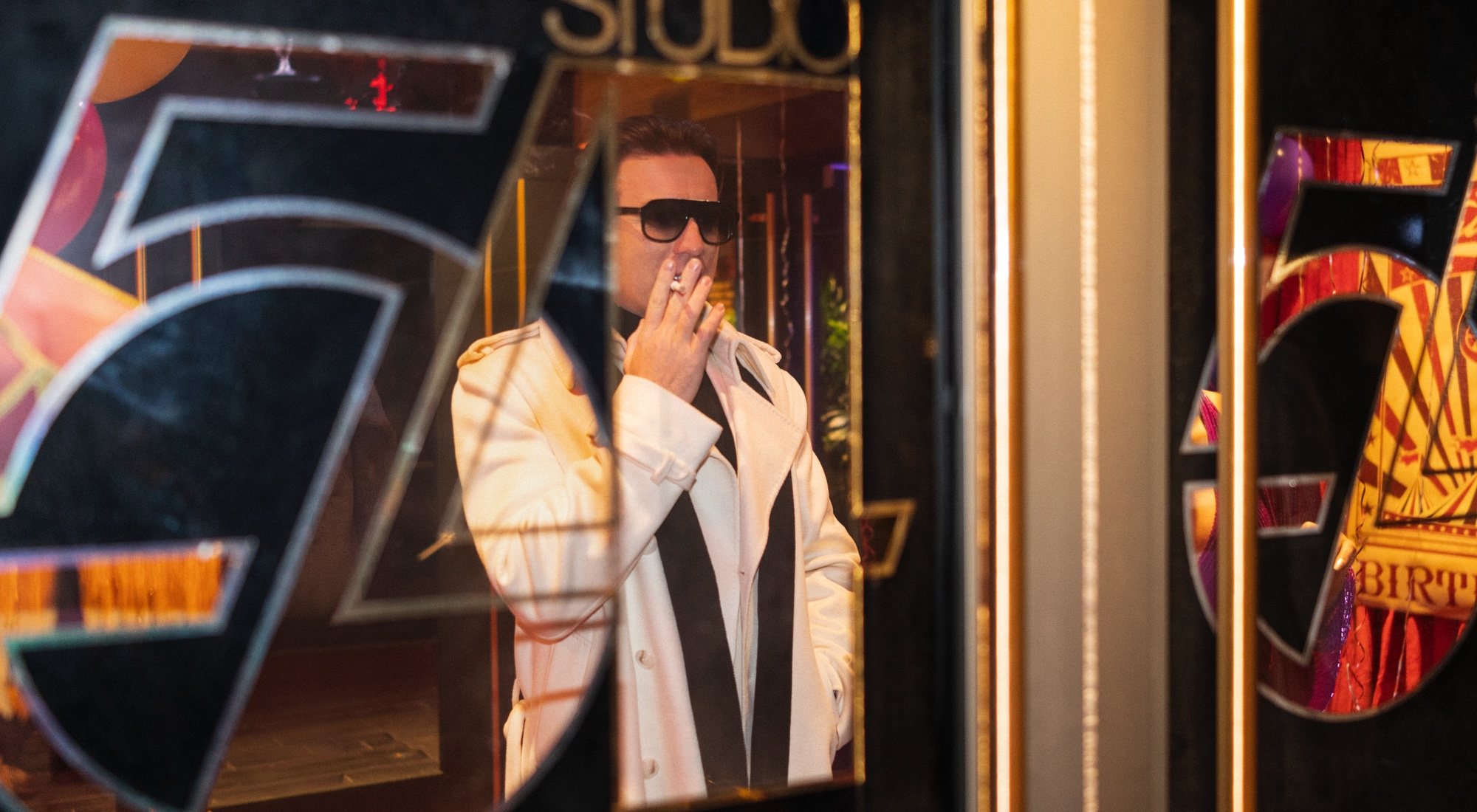 Ewan McGregor en 'Halston' frente a la puerta de Studio 54