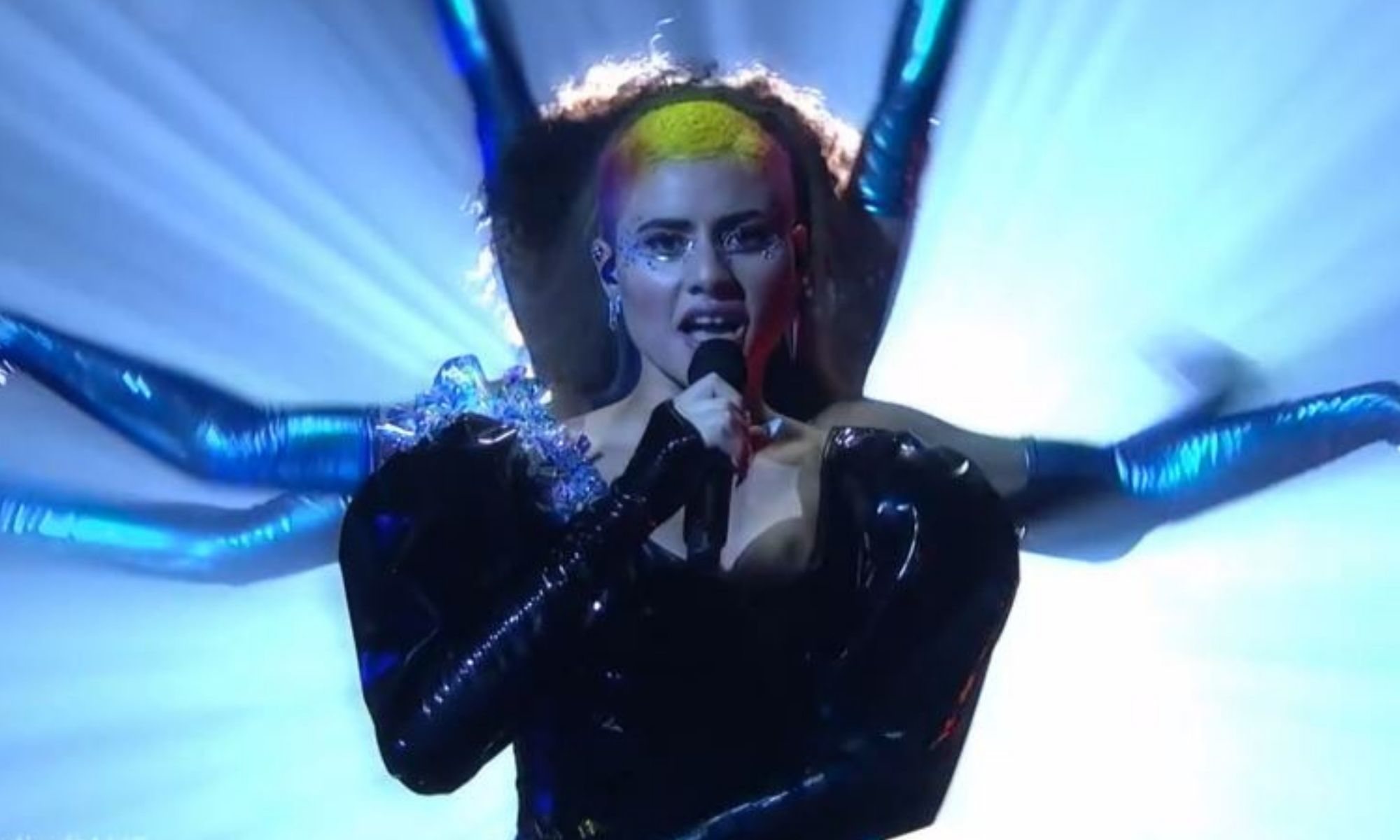 Montaigne en la Semifinal 1 de Eurovisión 2021