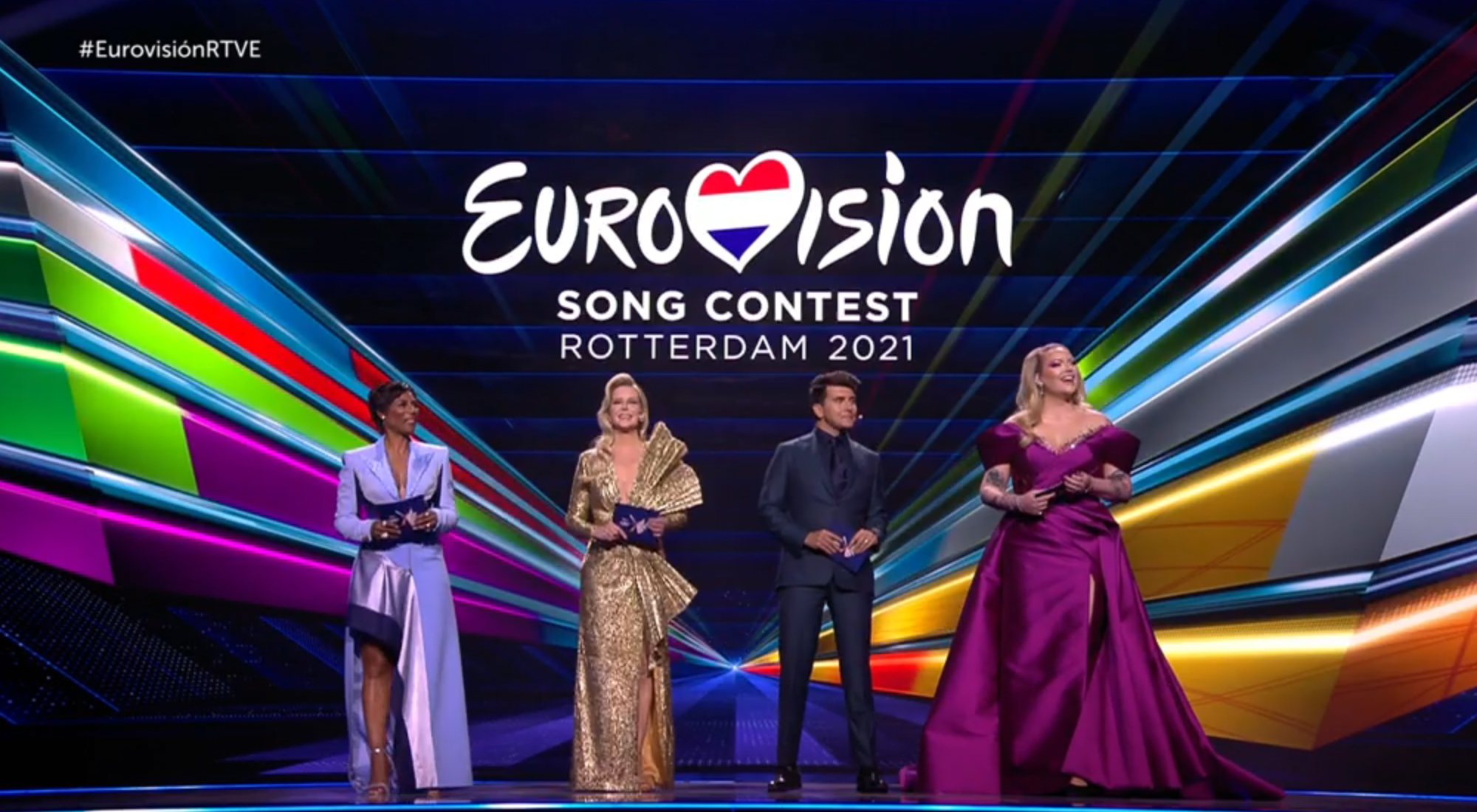Los presentadores de la final de Eurovisión 2021 al comienzo de la gala