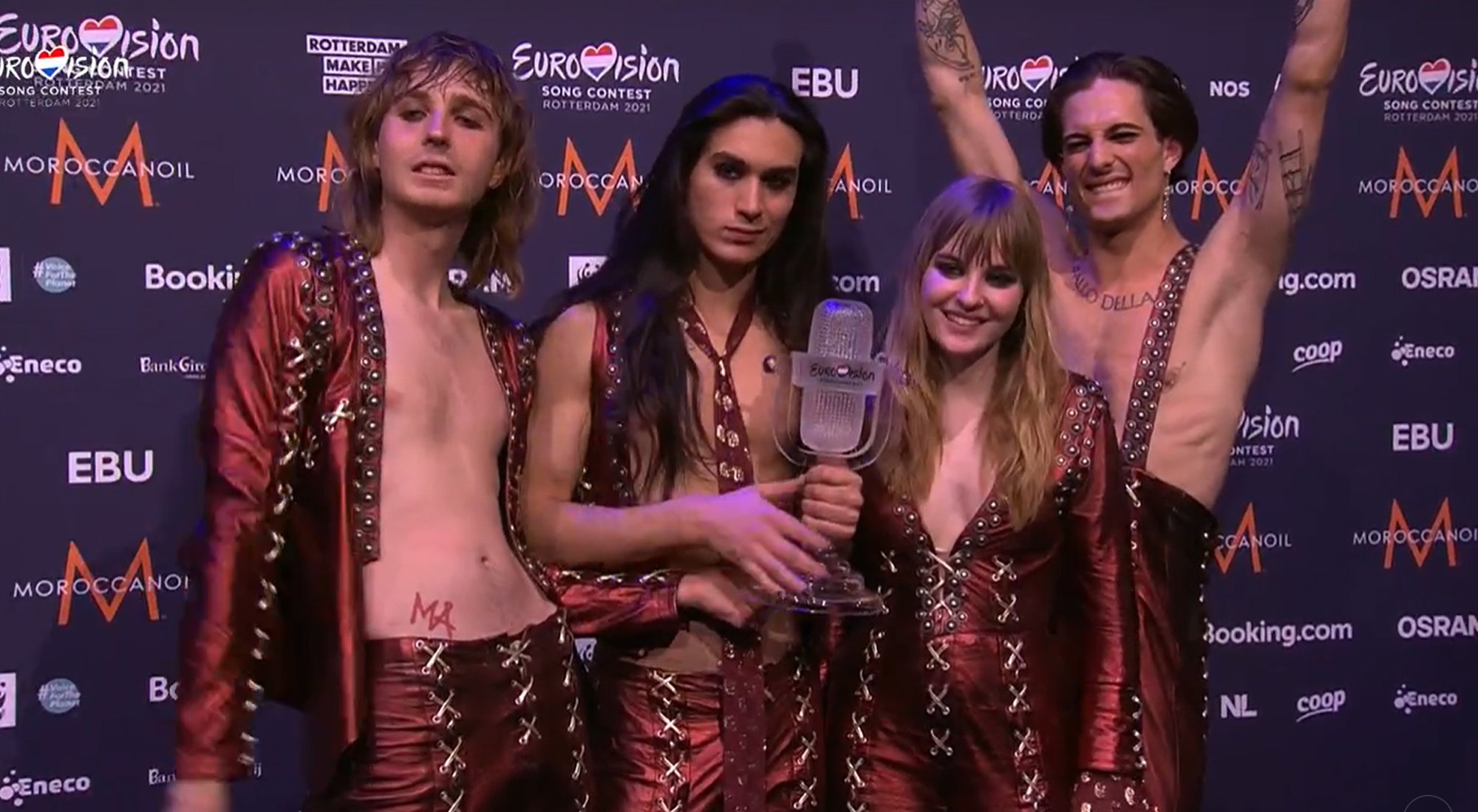 Måneskin, representantes de Italia y ganadores de Eurovisión 2021, posan con el trofeo tras la rueda de prensa