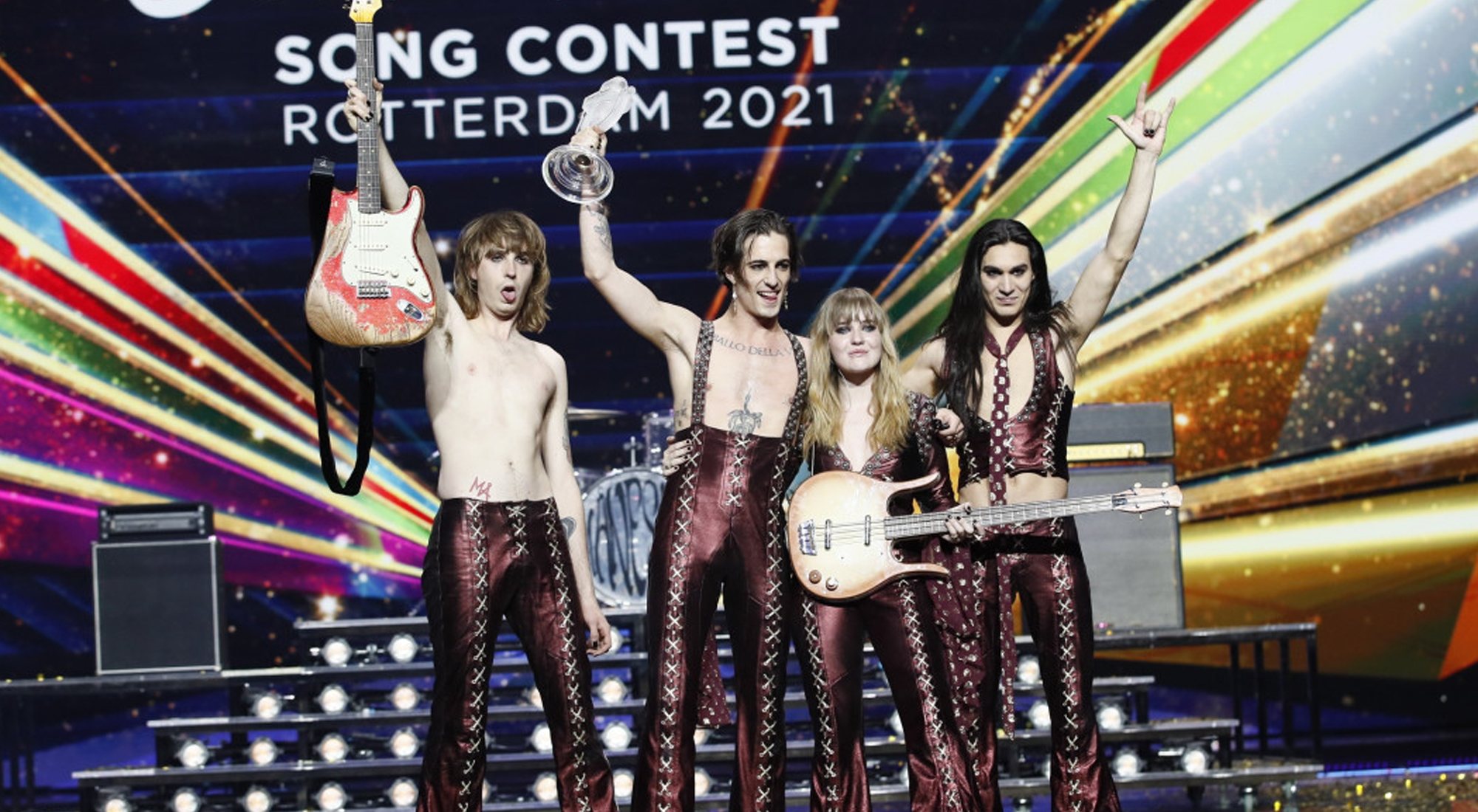 Damiano David sostiene el micrófono de cristal, junto a sus compañeros de Måneskin, tras ganar Eurovisión 2021