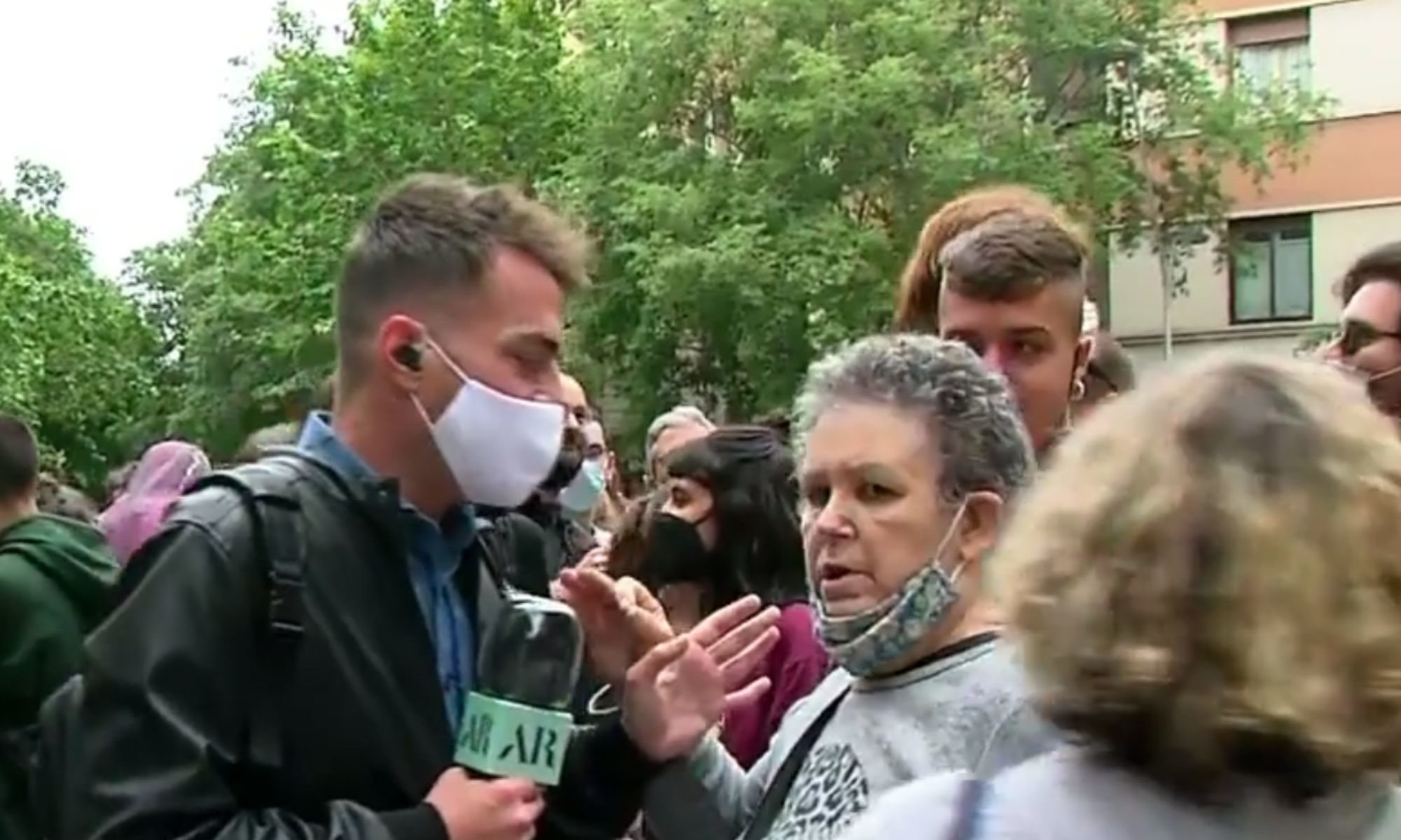 Miquel Valls, colaborador de 'El programa de Ana Rosa', con la espontánea