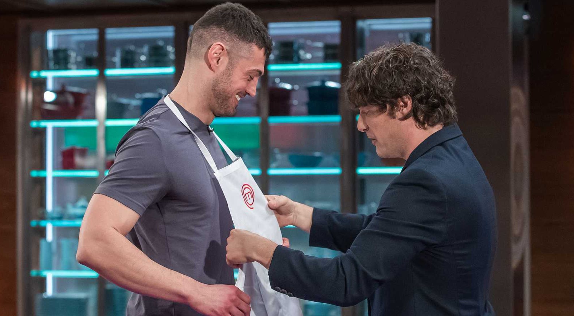 José recibe su delantal blanco, como nuevo concursante de &#39;Masterchef&#39;