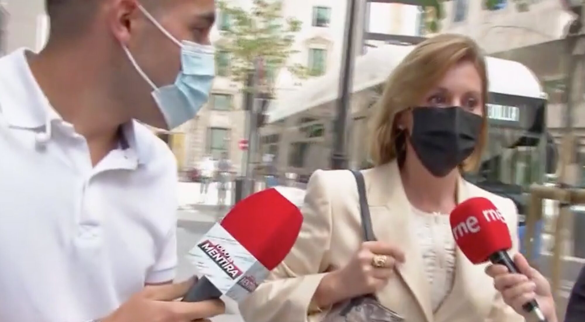 Tensión entre María Dolores de Cospedal y un reportero de 'Todo es mentira'