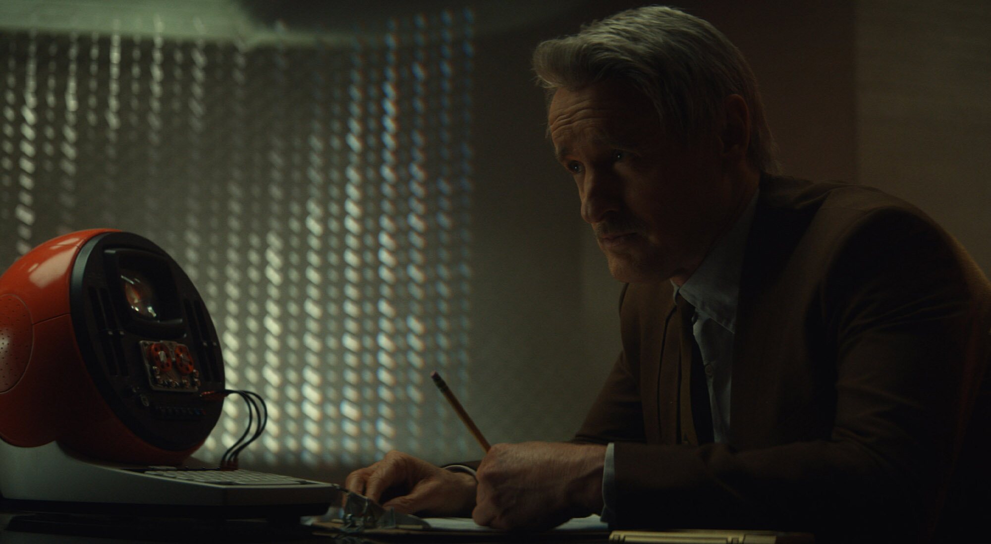 Mobius intenta colarse en la mente de Loki