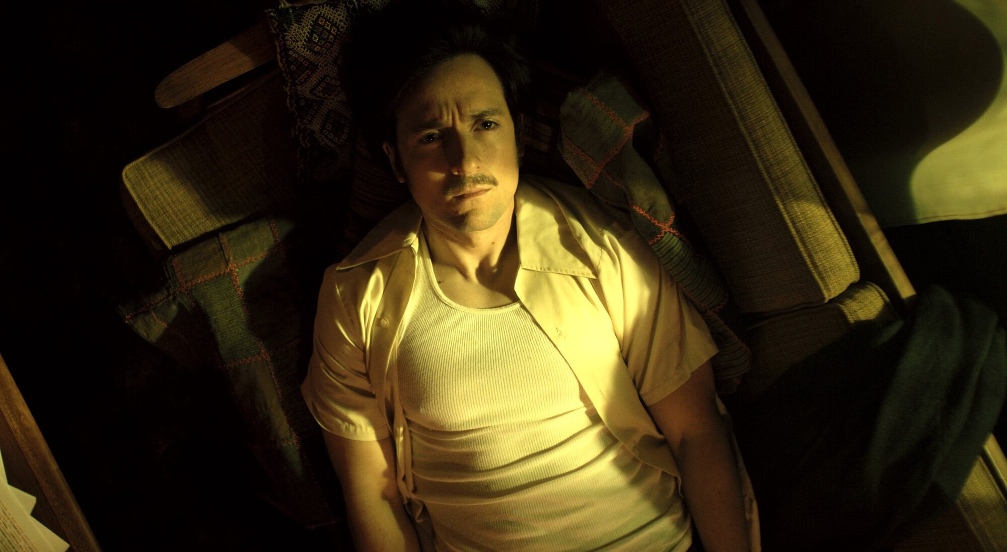 Josh Brener es un joven C.W. en &quot;¡Trasfondo!&quot;