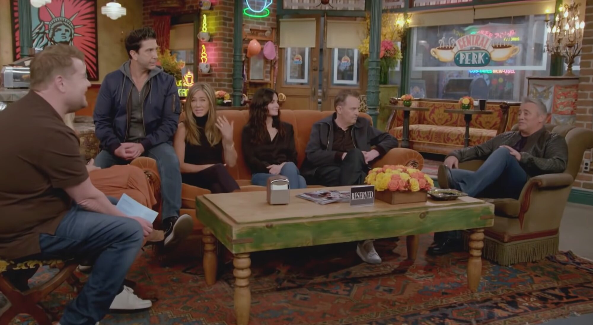 Los protagonistas de 'Friends' con James Corden en 'The Late Late Show'