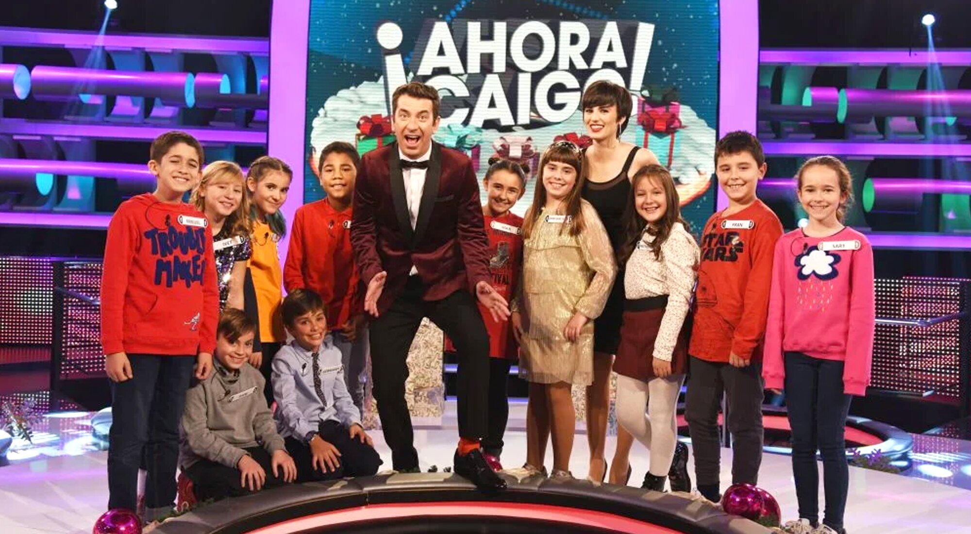Arturo Valls posa con varios niños concursantes de '¡Ahora caigo!'