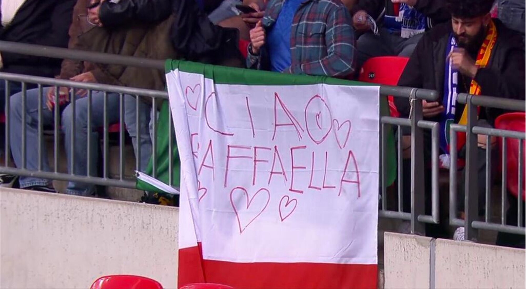 Bandera de Italia con un mensaje de despedida para Raffaella Carrà