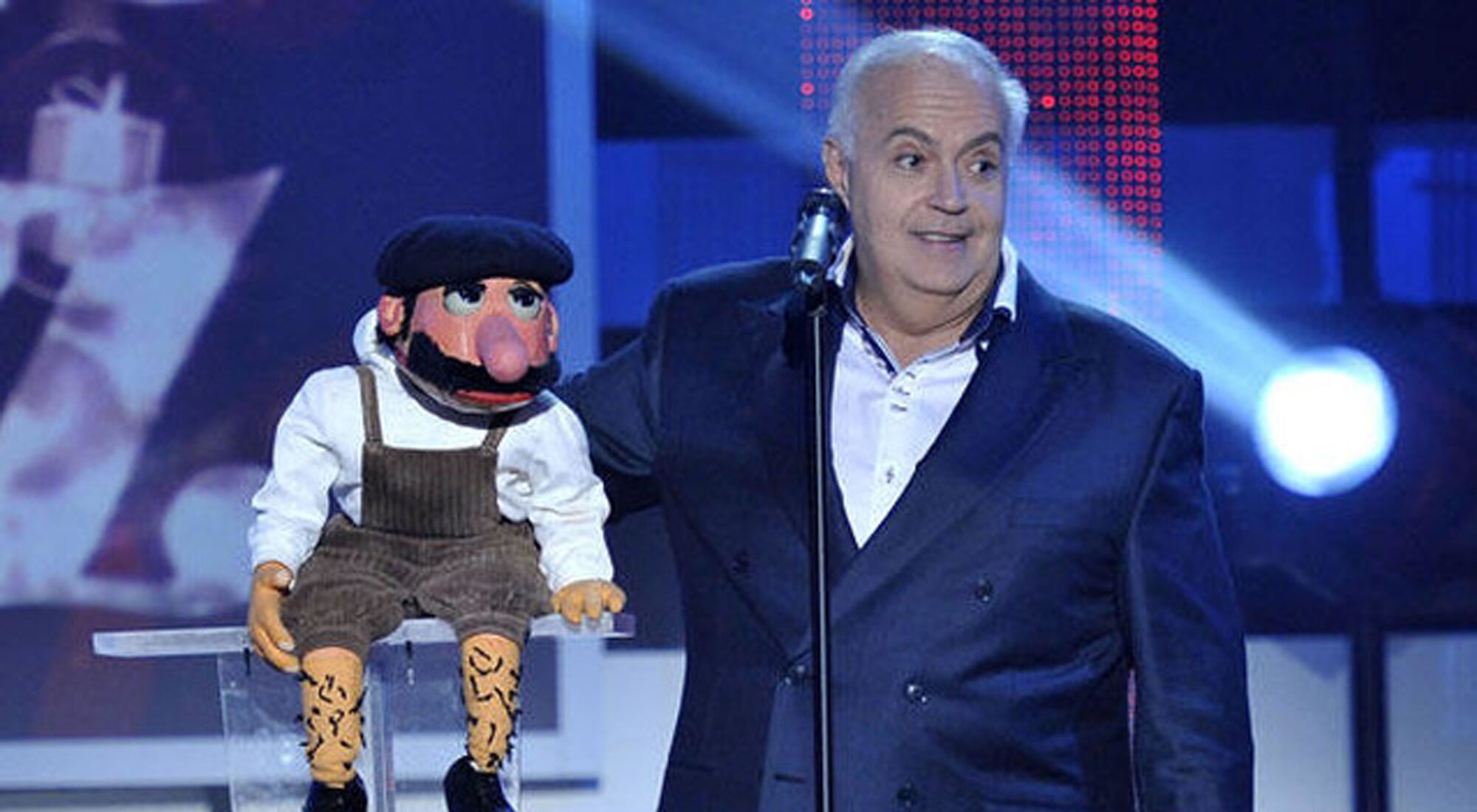 José Luis Moreno junto a una de sus marionetas