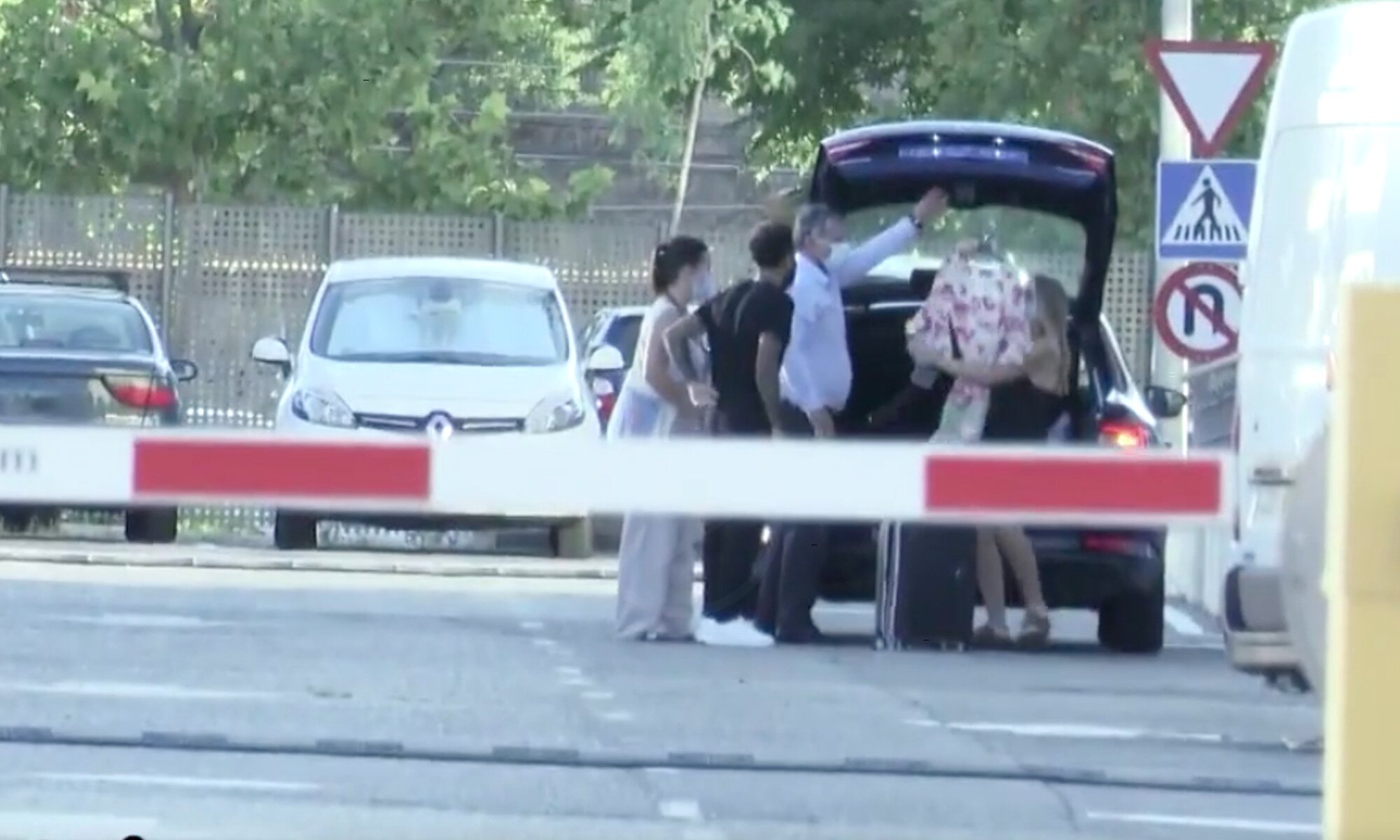 Rocío Flores en el parking de Mediaset