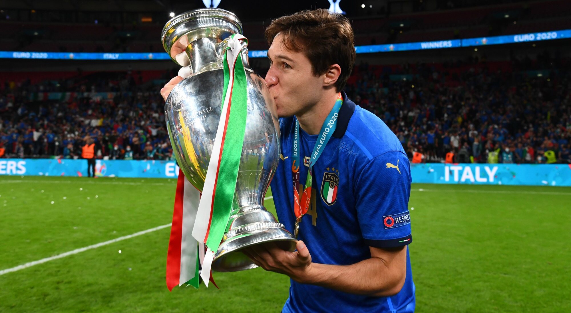 Federico Chiesa con el trofeo de la Eurocopa 2020
