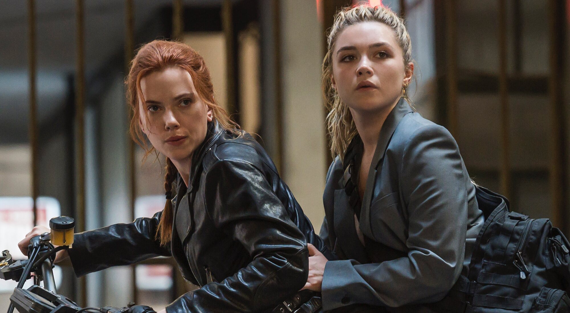 Scarlett Johansson y Florence Pugh en "Viuda Negra"