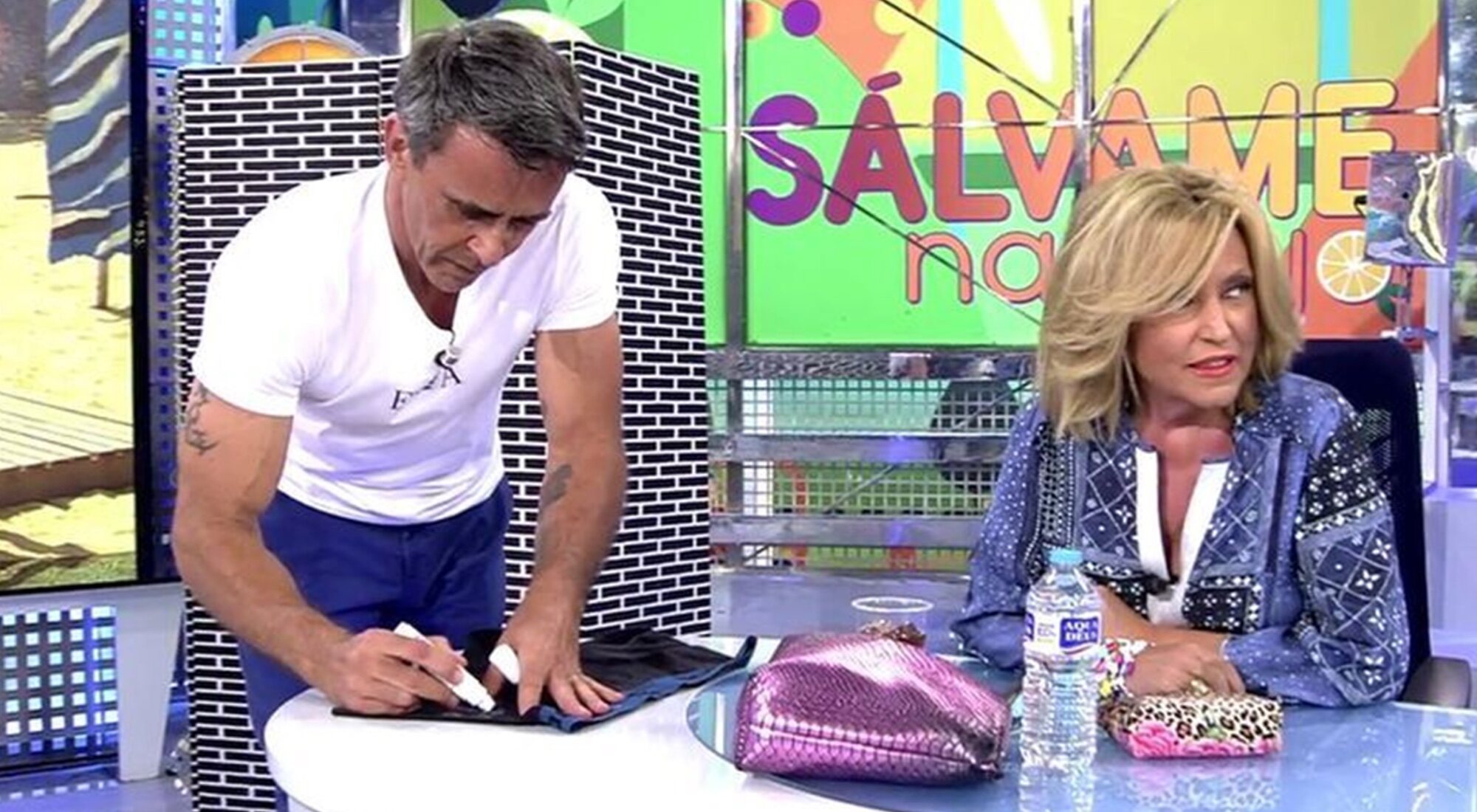 Alonso Caparrós firma sus calzoncillos para subastarlos en 'Sálvame'
