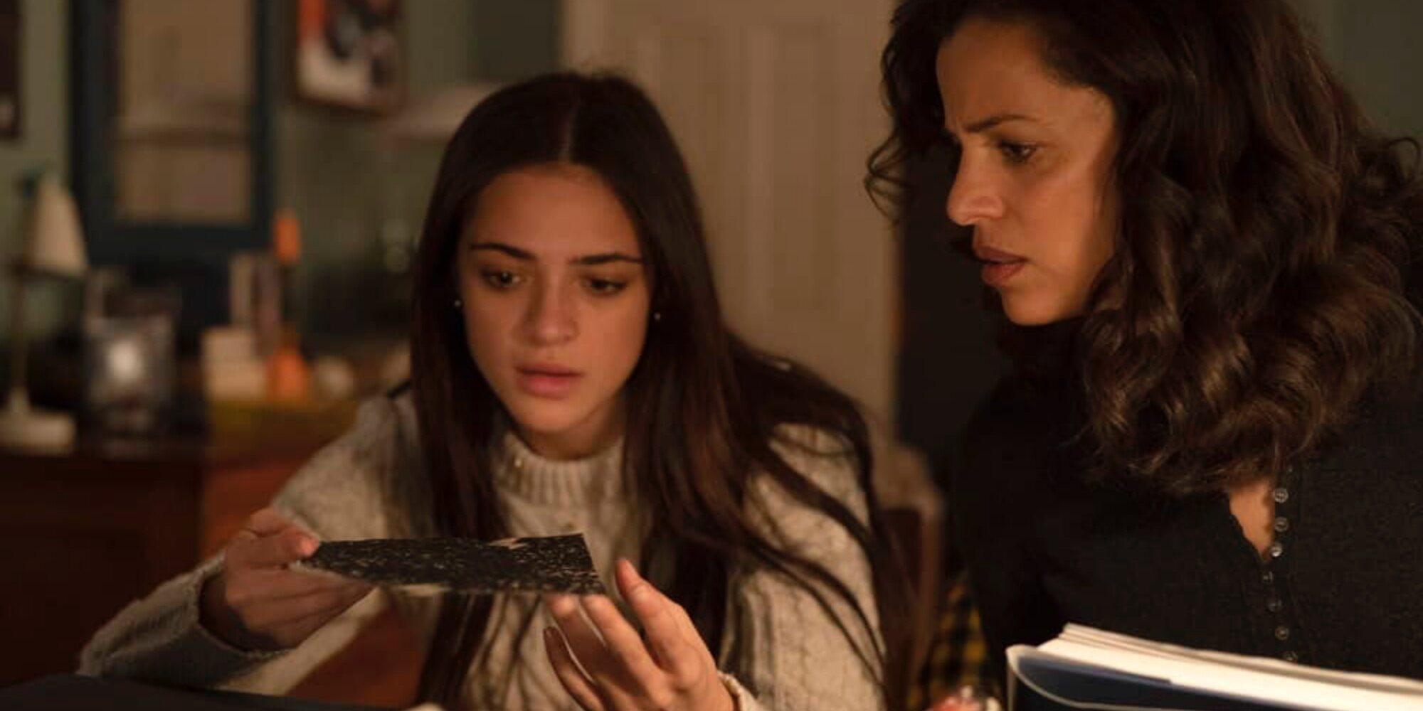 Luna Blaise y Athena Karkanis como Olive y Grace en el último episodio de &#39;Manifest&#39;