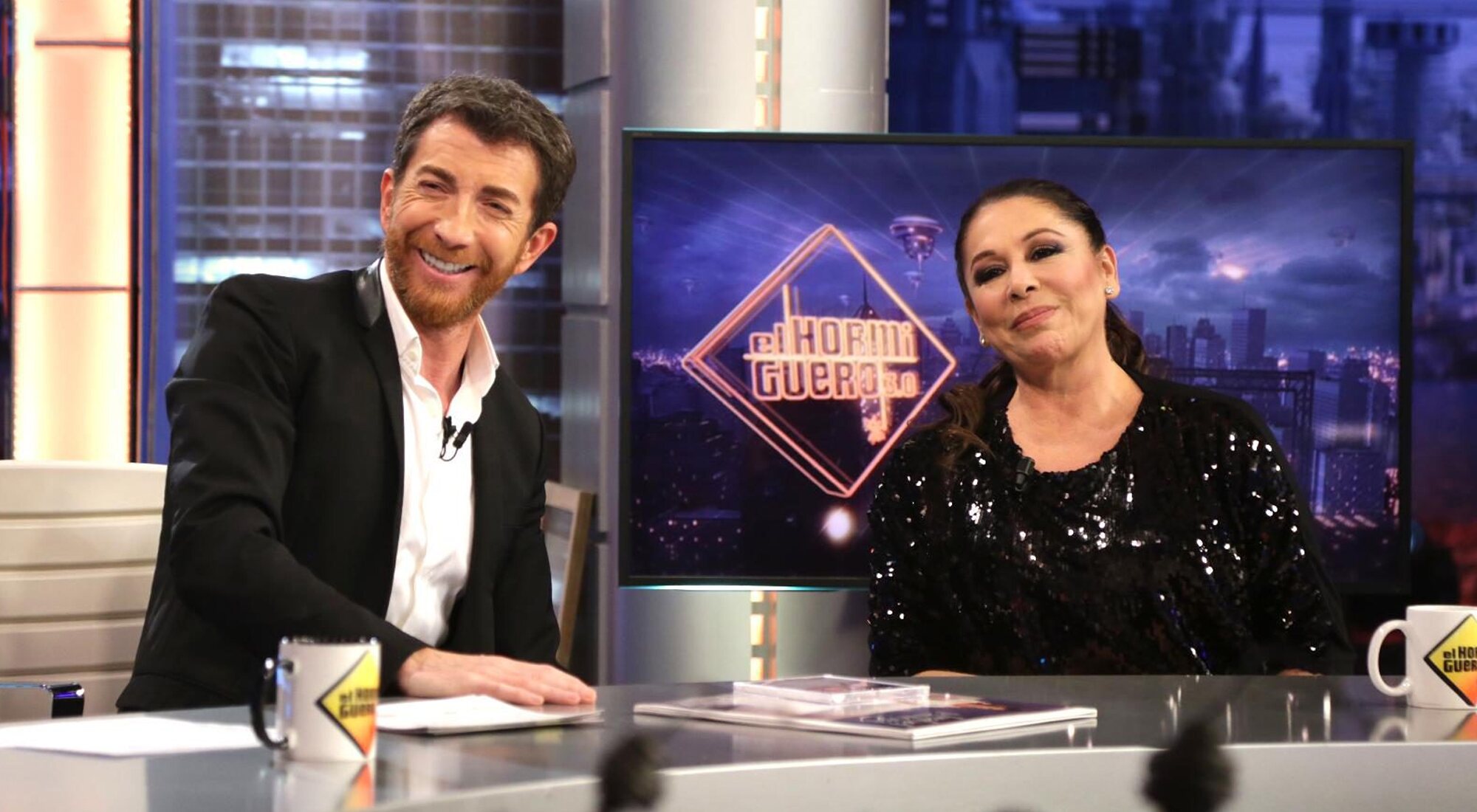 Pablo Motos junto a Isabel Pantoja en 'El hormiguero'