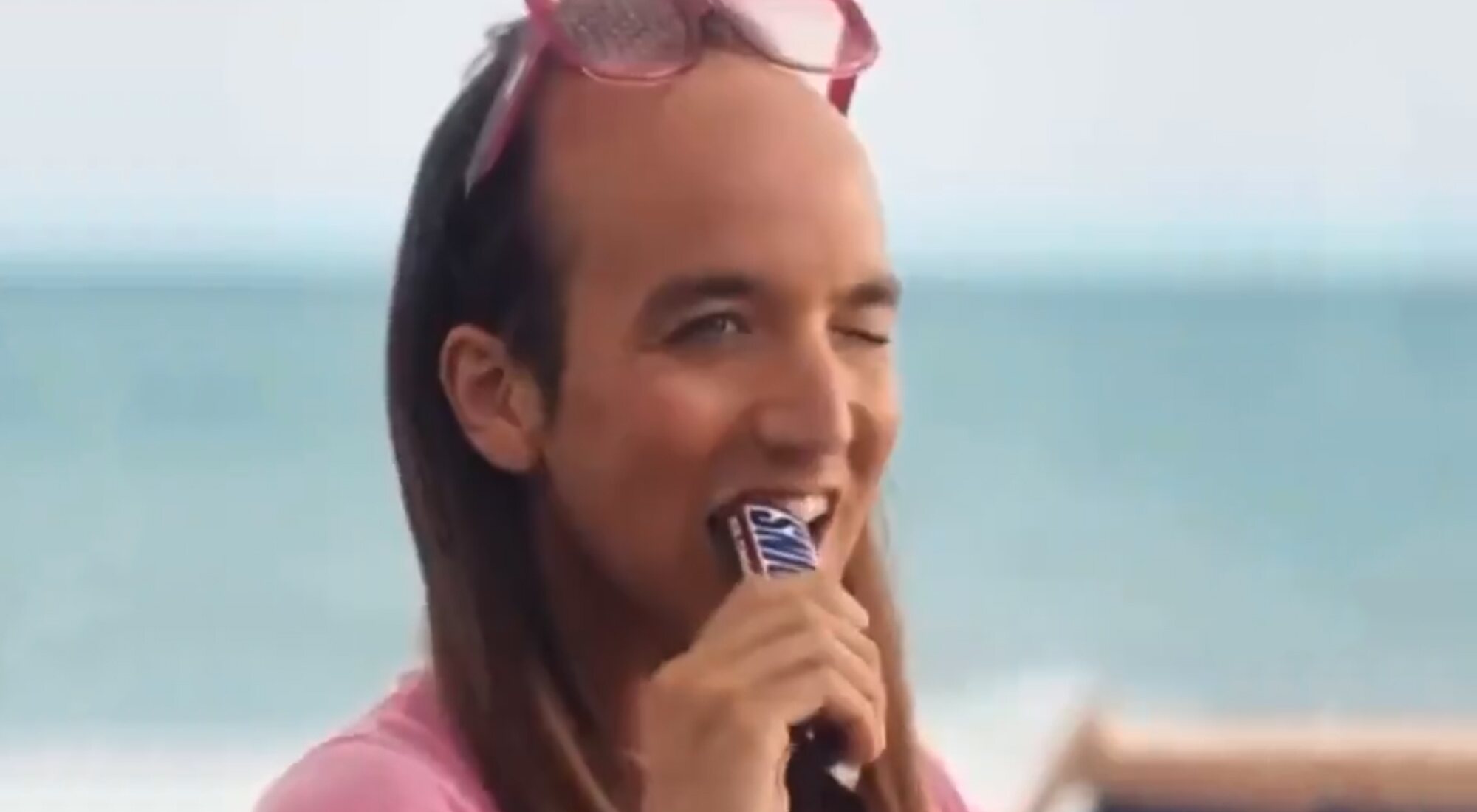 Aless Gibaja en el anuncio homófobo de Snickers