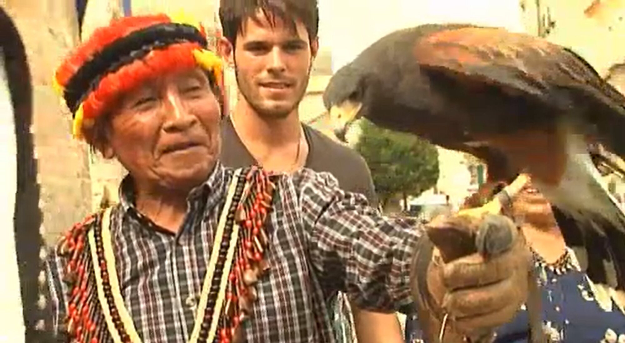 Yambia sostiene un águila durante su visita a Ávila en 'Perdidos en la ciudad'