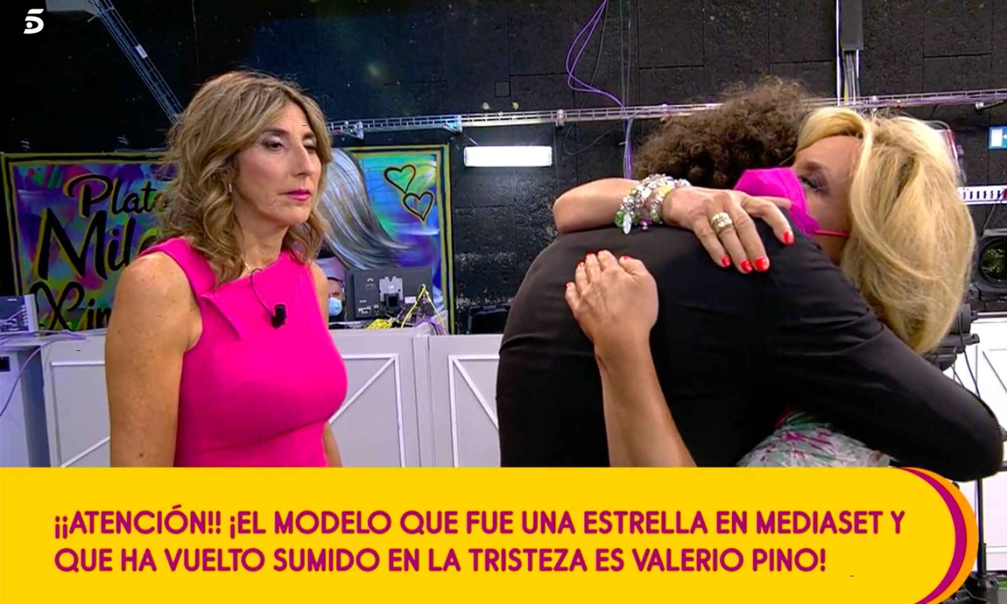 Lydia Lozano abraza a Valerio Pino