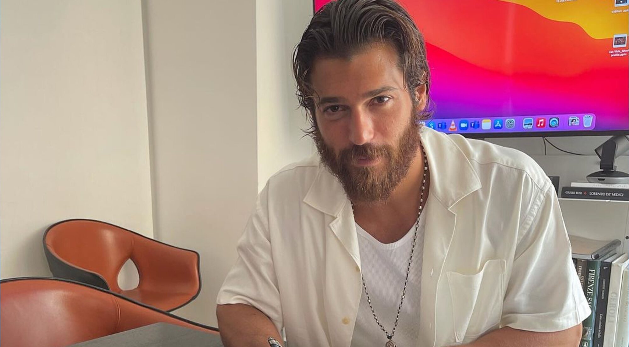 Can Yaman, firmando el contrato de 'Viola come il mare'