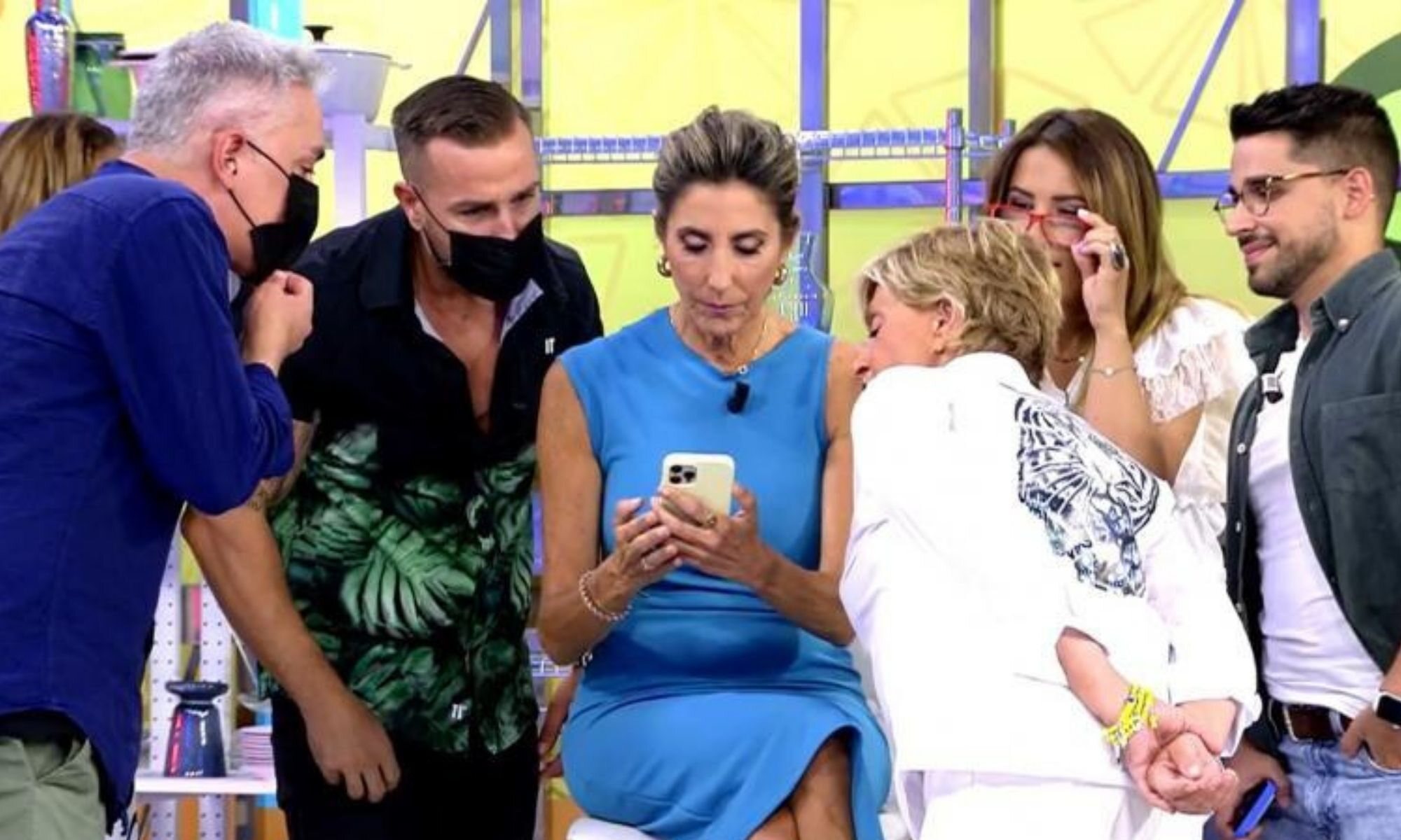 Paz Padilla enseña el Tinder de ricos a sus compañeros de 'Sálvame'