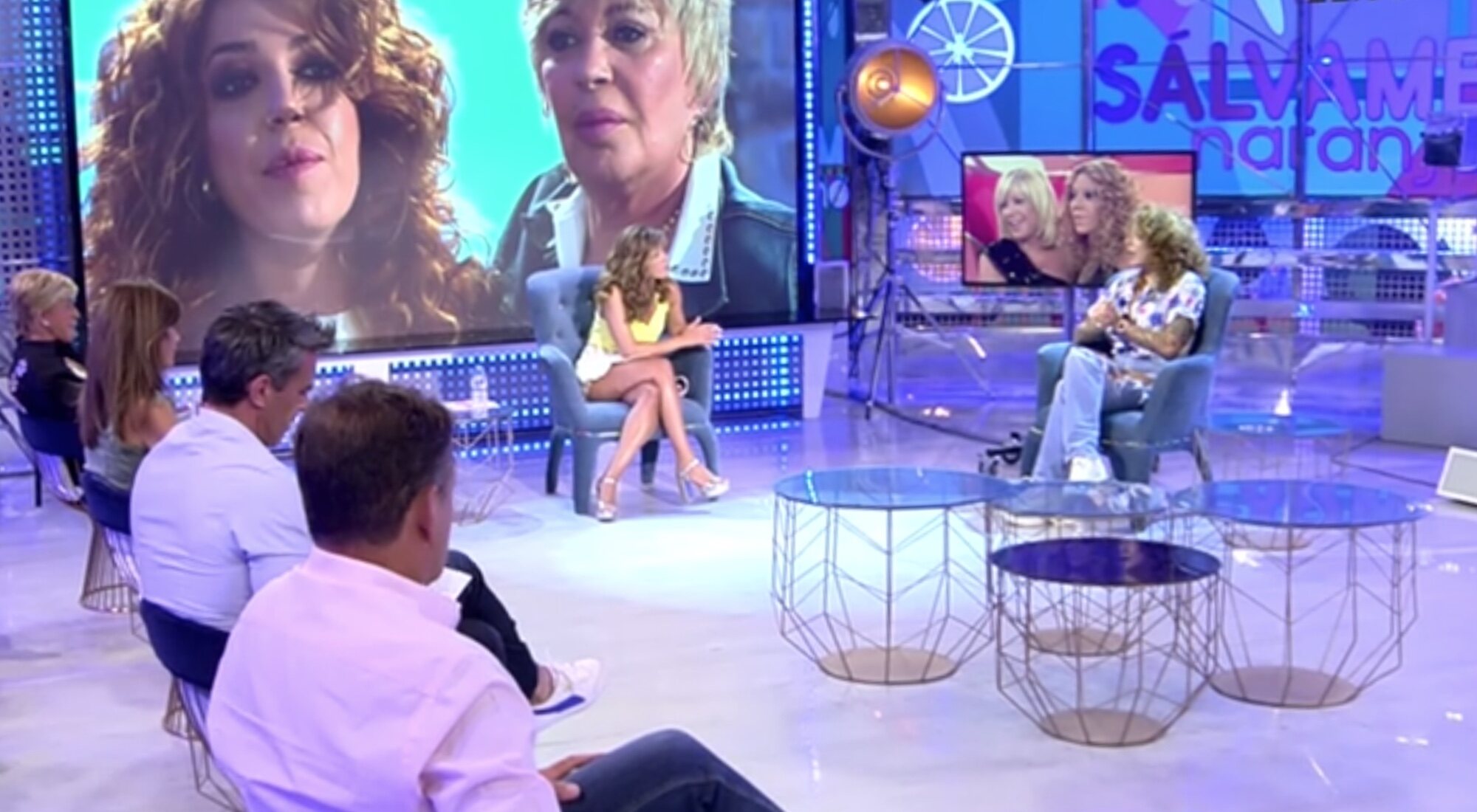 Plató de &#39;Sálvame naranja&#39; con la estética propia de &#39;Viernes deluxe&#39;