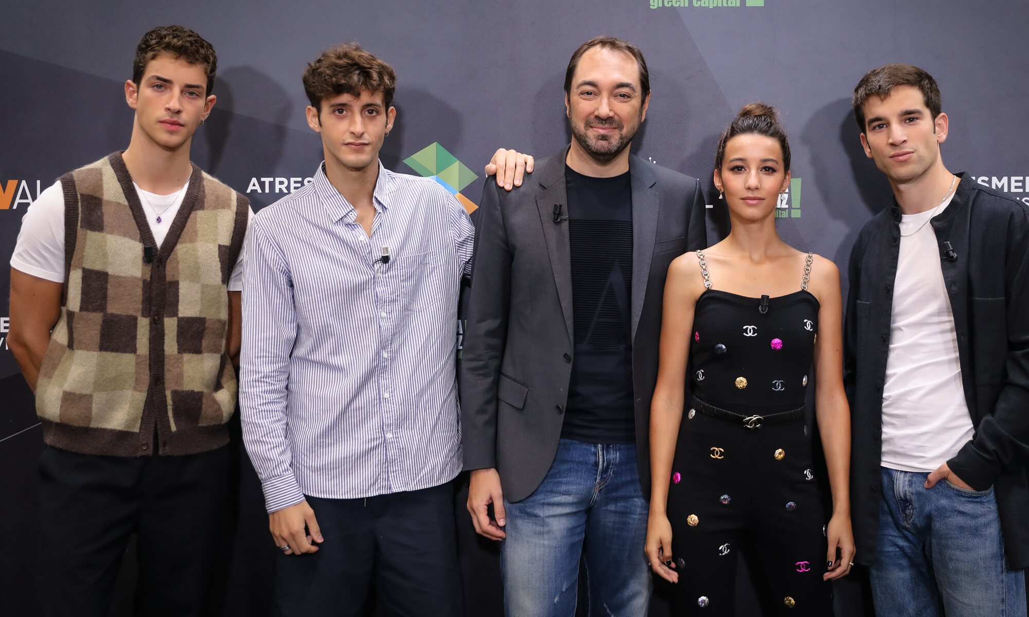 El reparto de 'La edad de la ira' con Nando López, autor de la novela